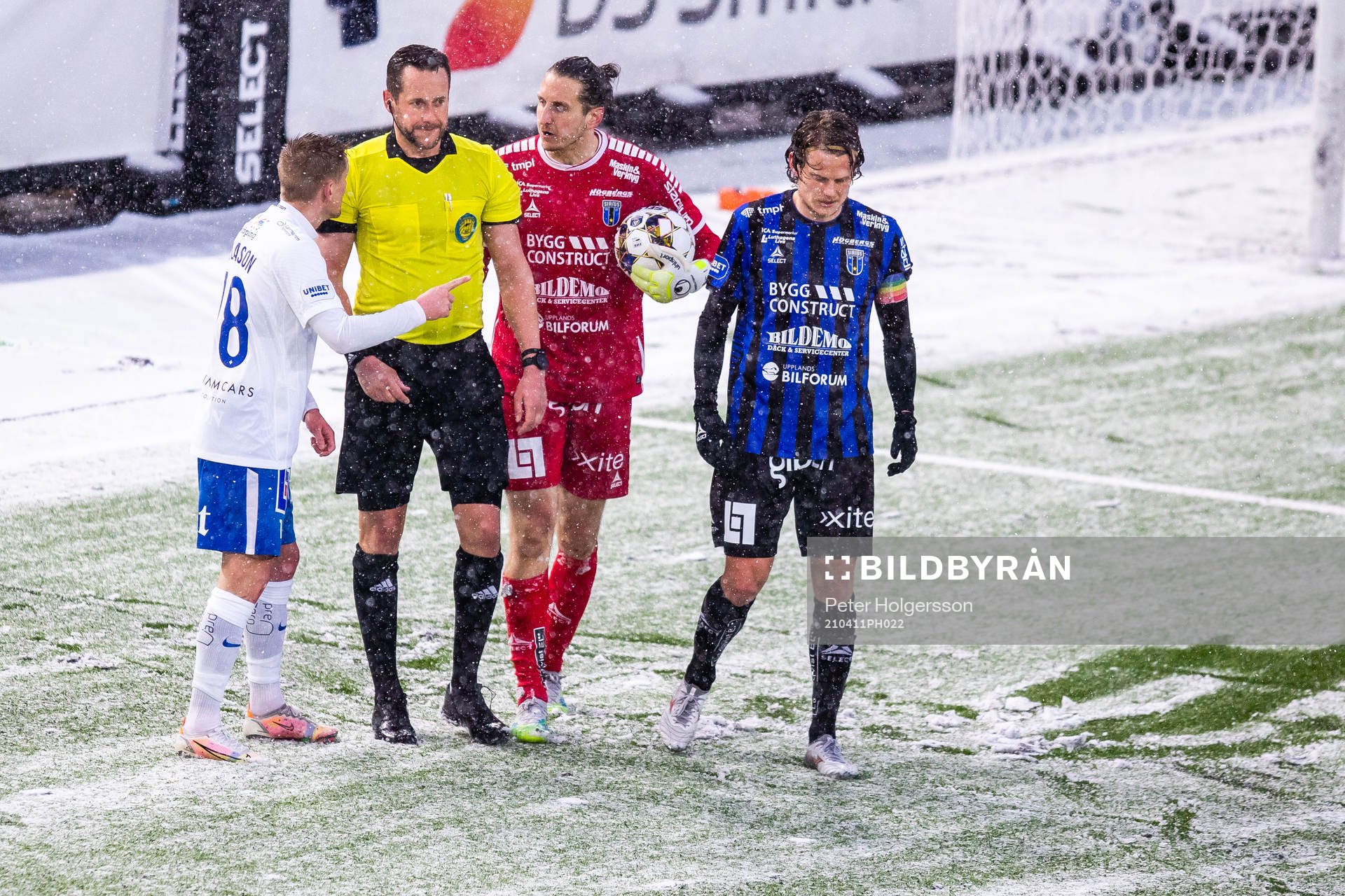 Domare Victor Wolf i diskussion med IFK Norrköpings Ari