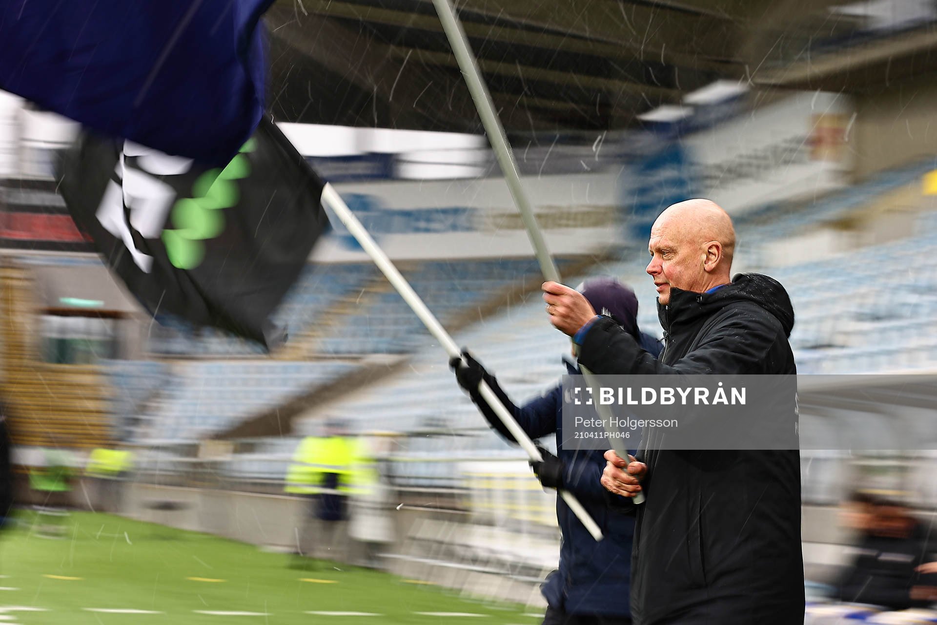 Akademichef Tony Martinsson tågar in med fana