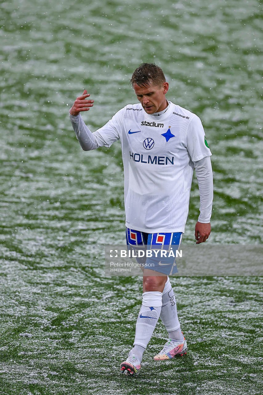 IFK Norrköpings Ari Skúlason reagerar