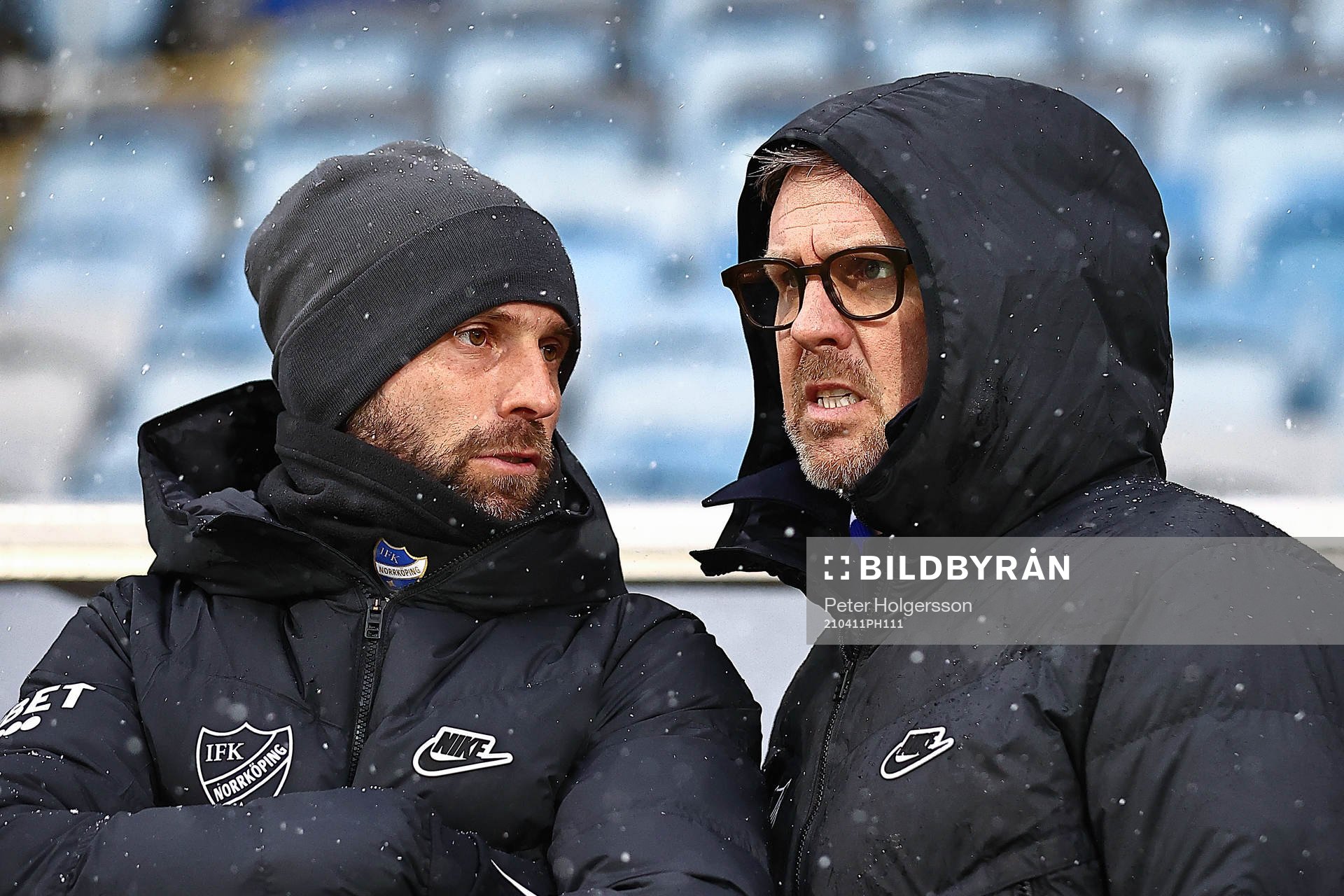 IFK Norrköpings assisterande tränare Mathias Florén och tränare Rikard Norling under fotbollsmatchen i Allsvenskan mellan IFK Norrköping och Sirius den 11 april 2021 i Norrköping. 