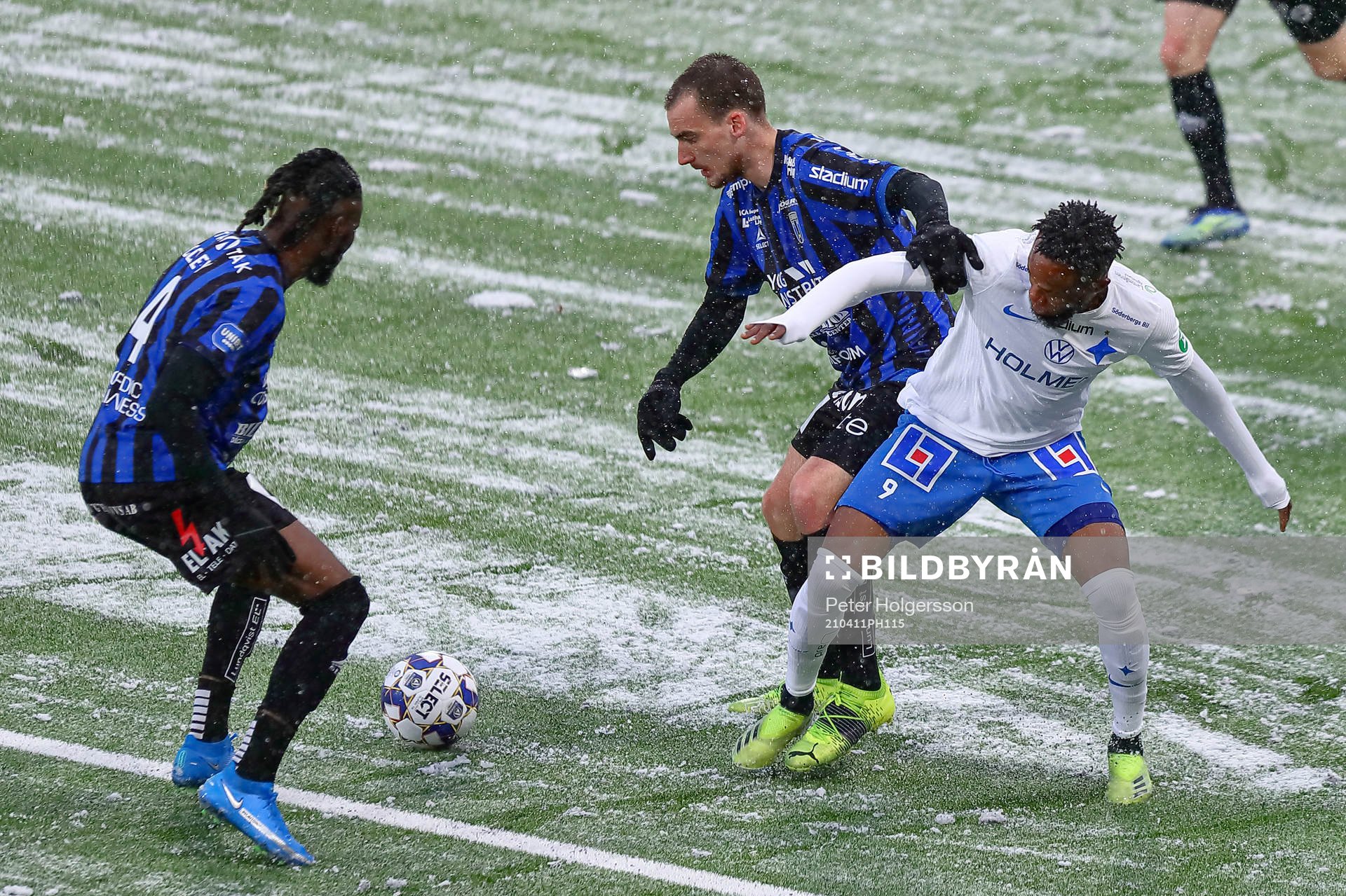 Sirius Adam Hellborg och IFK Norrköpings Samuel Adegbenro