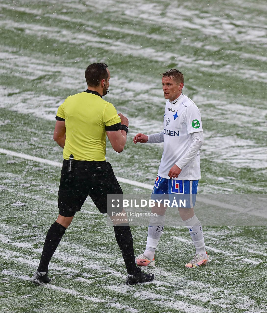 domare Victor Wolf och IFK Norrköpings Ari Skúlason
