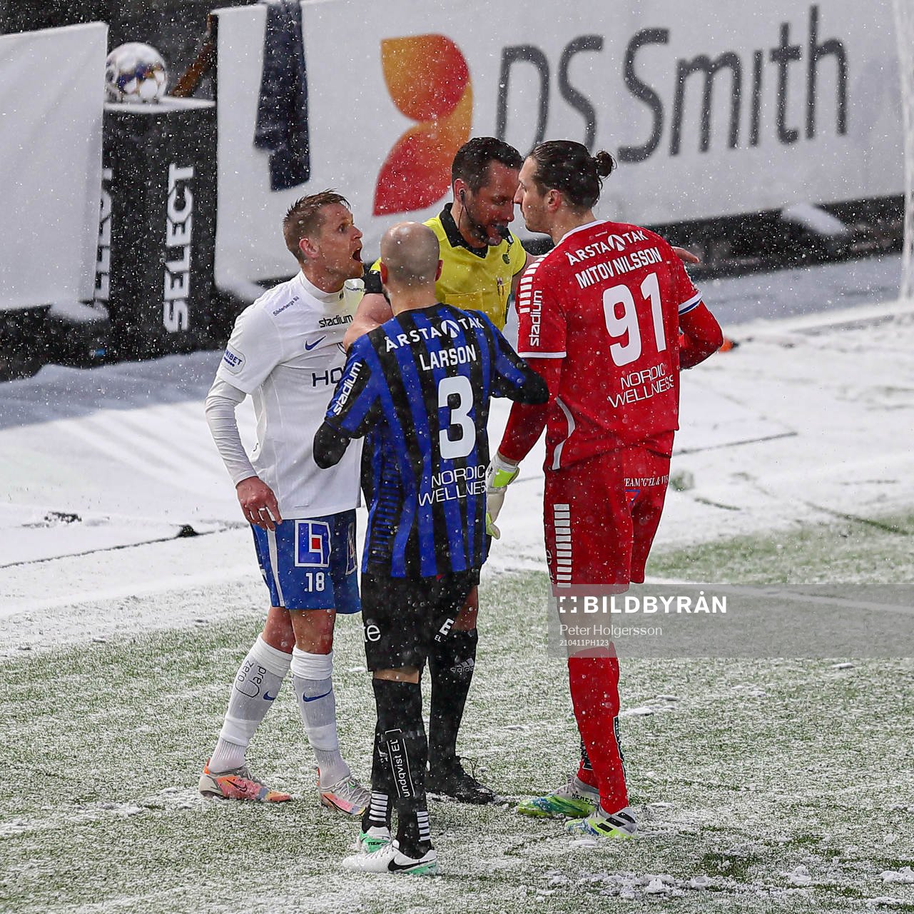 IFK Norrköpings Ari Skúlason och Sirius målvakt David