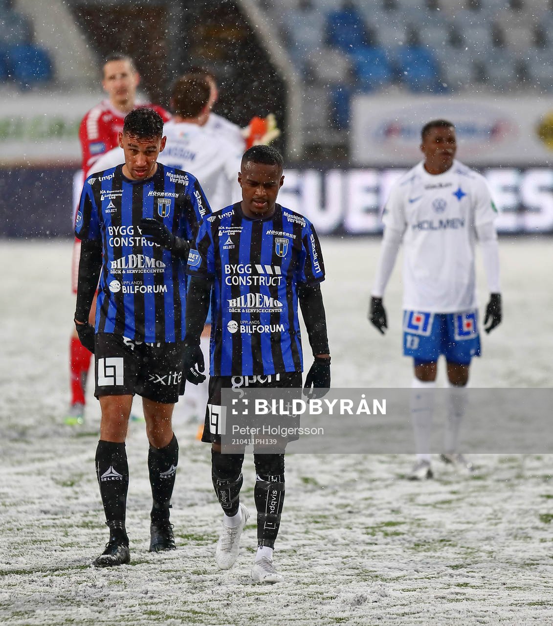 Spelare från båda lagen deppar