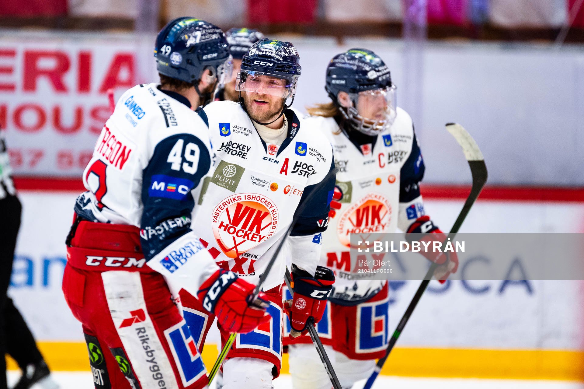 Västerviks Oscar Pettersson och Kellen Jones jublar