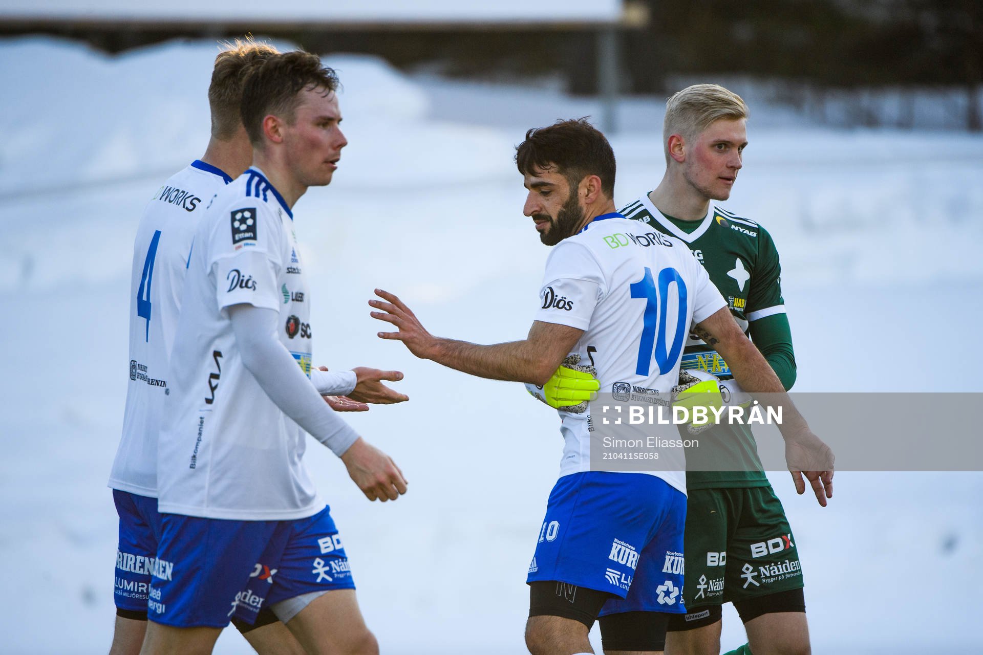 Luleås Arish Nouri och målvakt Simon Gustafsson jublar efter fotbollsmatchen i Division 1 norra mellan Luleå och Assyriska FF den 11 april 2021 i Luleå.