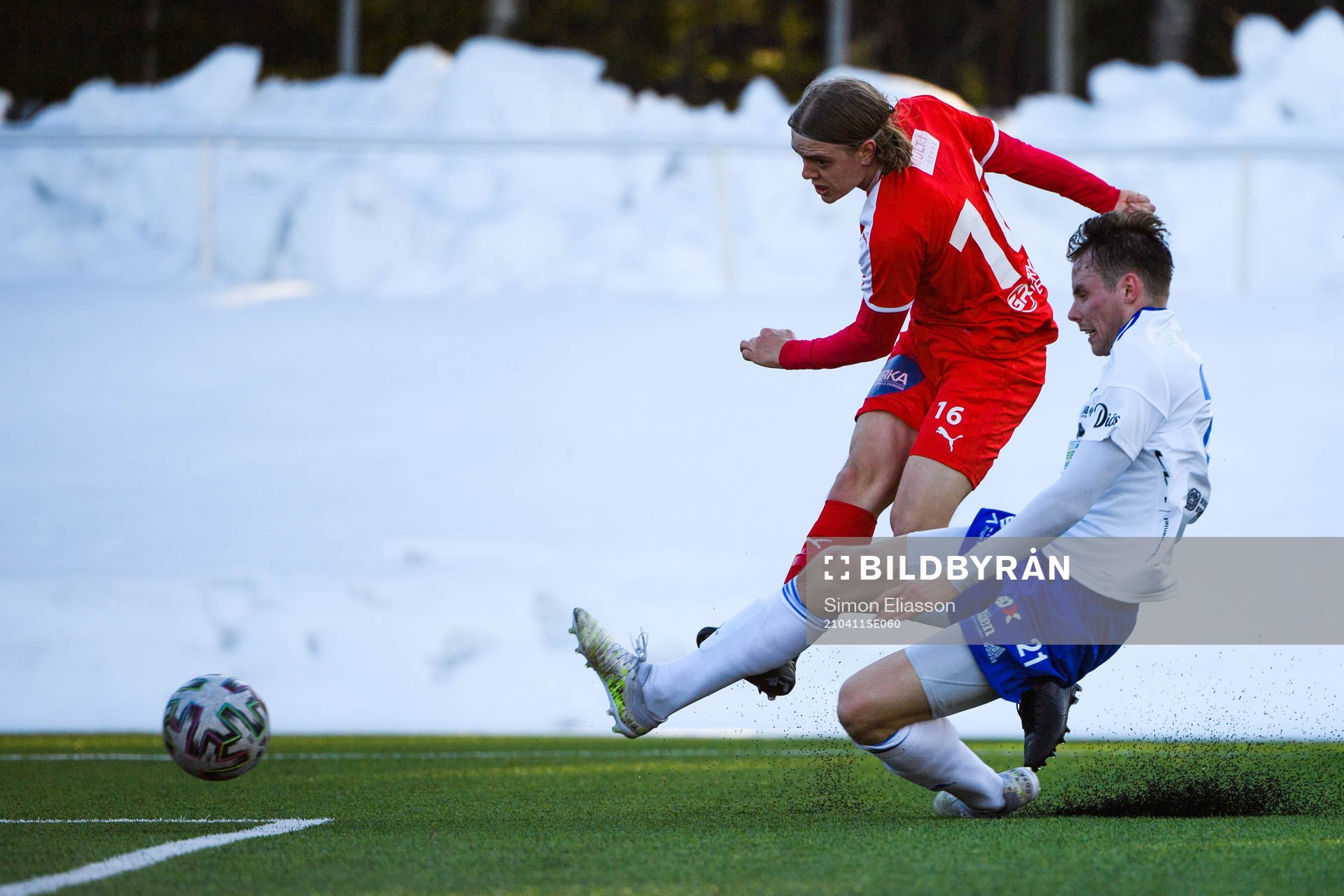 Assyriskas Adi Tahirovic och Luleås Jonatan Vikström under fotbollsmatchen i Division 1 norra mellan Luleå och Assyriska FF den 11 april 2021 i Luleå.