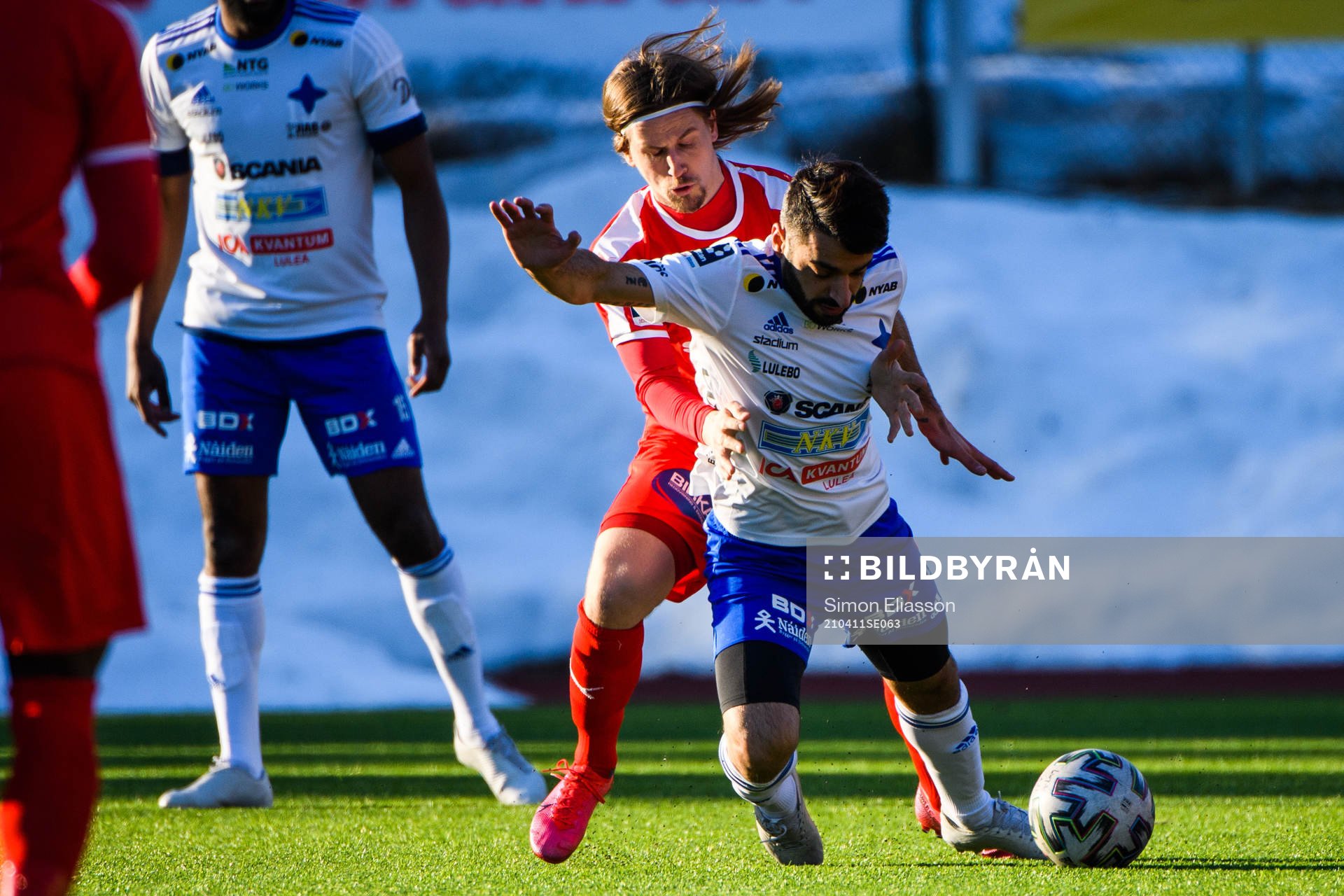 Assyriskas och Luleås Arish Nouri under fotbollsmatchen i Division 1 norra mellan Luleå och Assyriska FF den 11 april 2021 i Luleå.