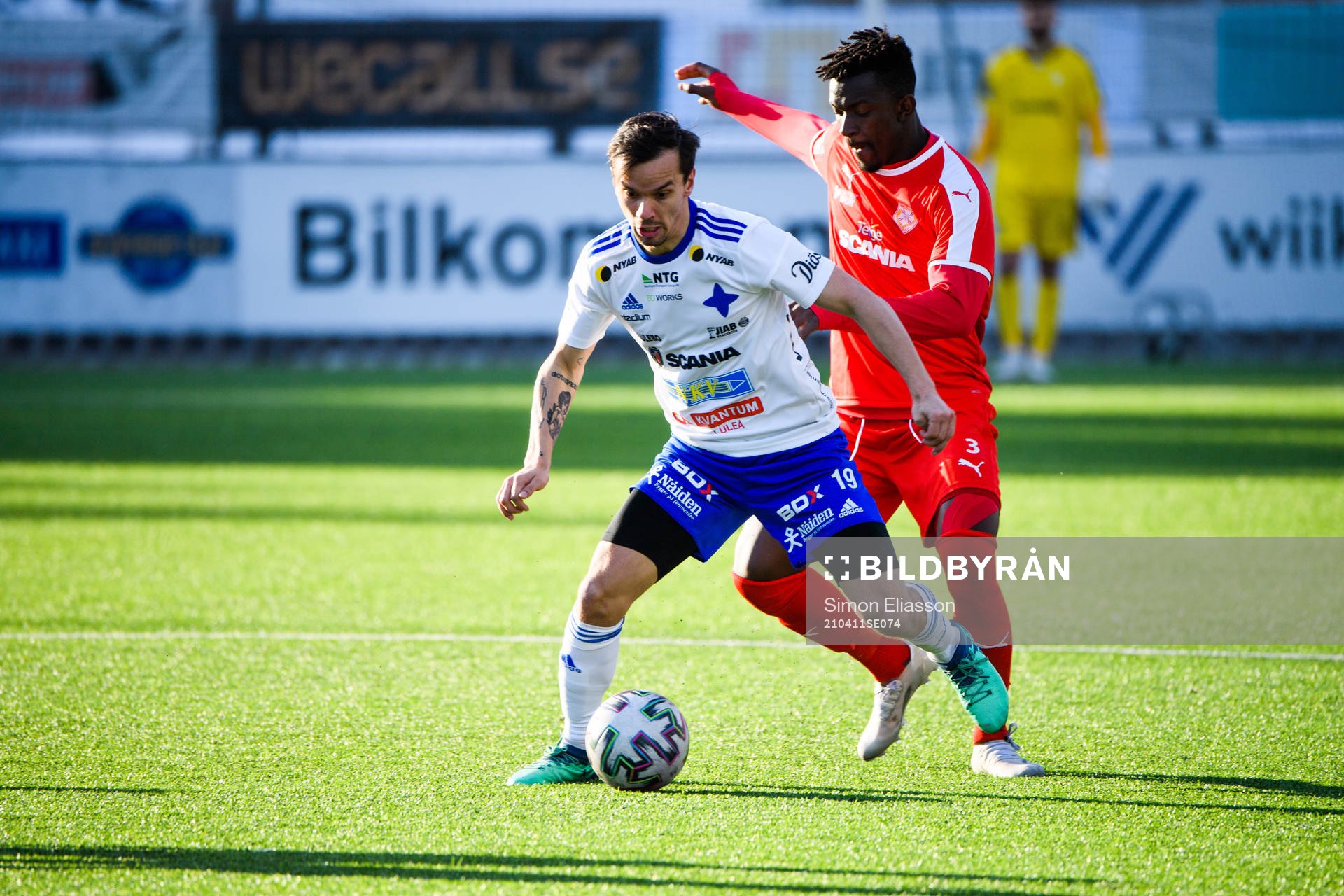 Luleås Patrik Pettersen och Assyriskas Mamadouba Diaby under fotbollsmatchen i Division 1 norra mellan Luleå och Assyriska FF den 11 april 2021 i Luleå.