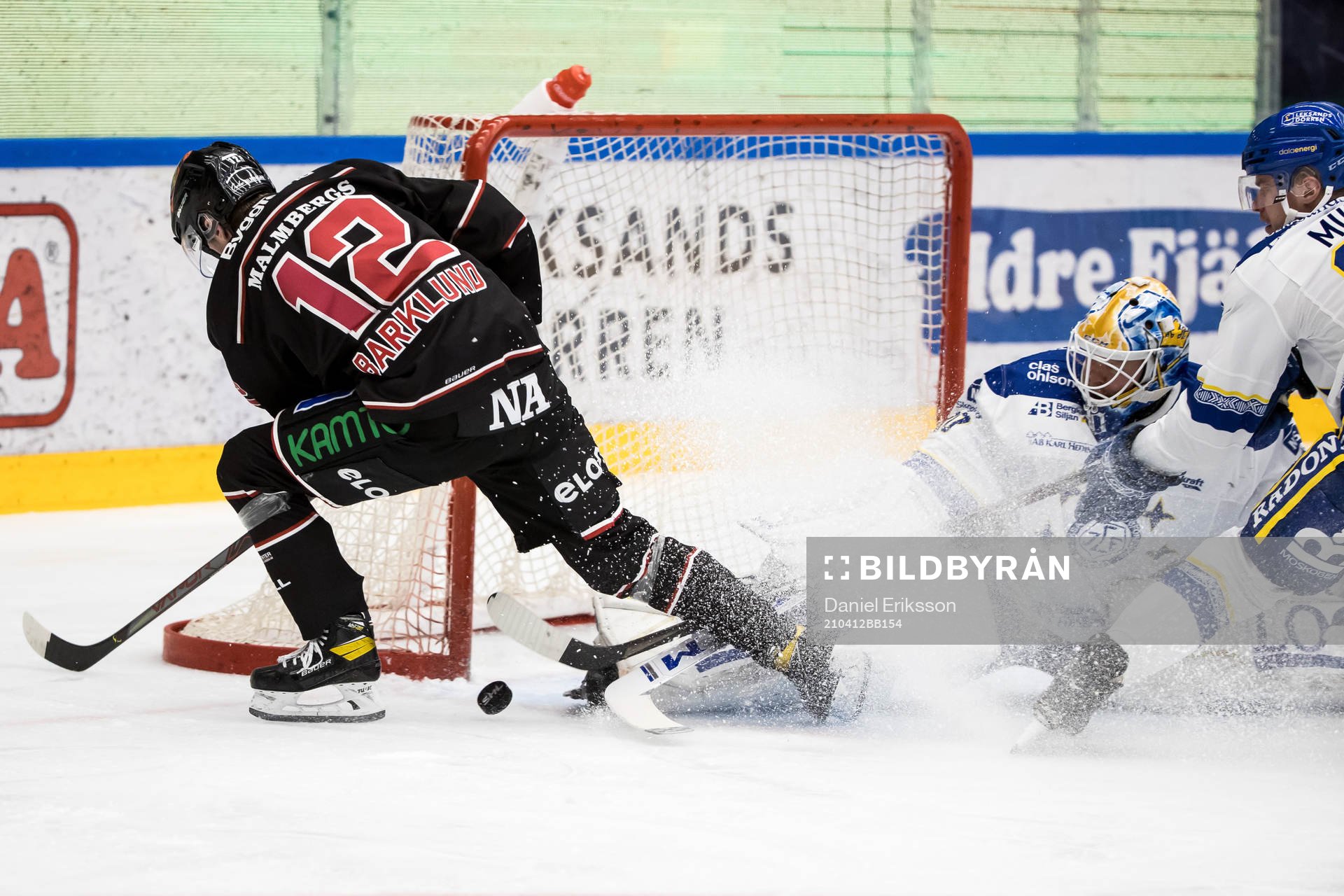 Örebros Filip Barklund oroar framför Leksands målvakt