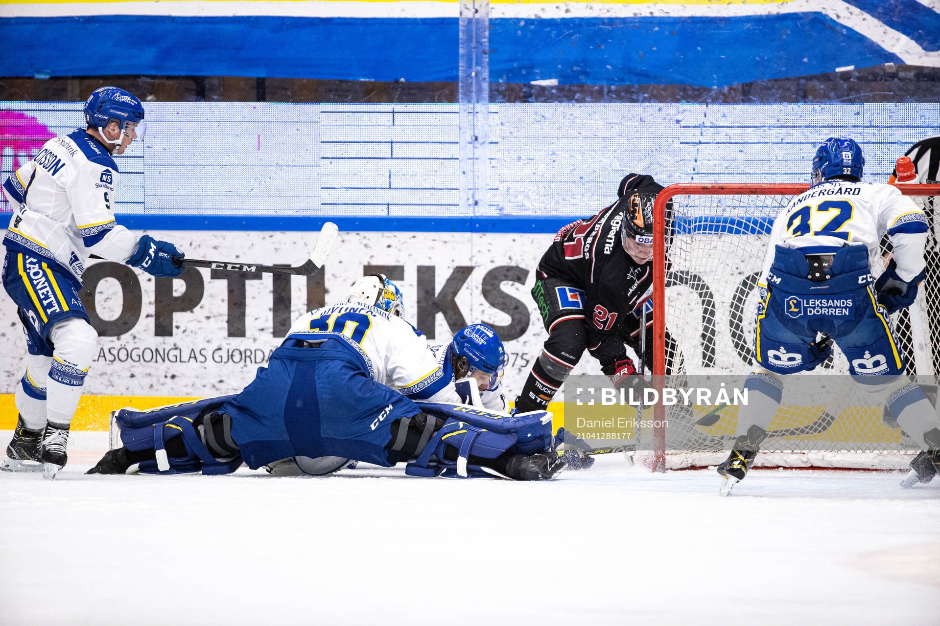Leksands målvakt Janne Juvonen mot Örebros Linus Öberg