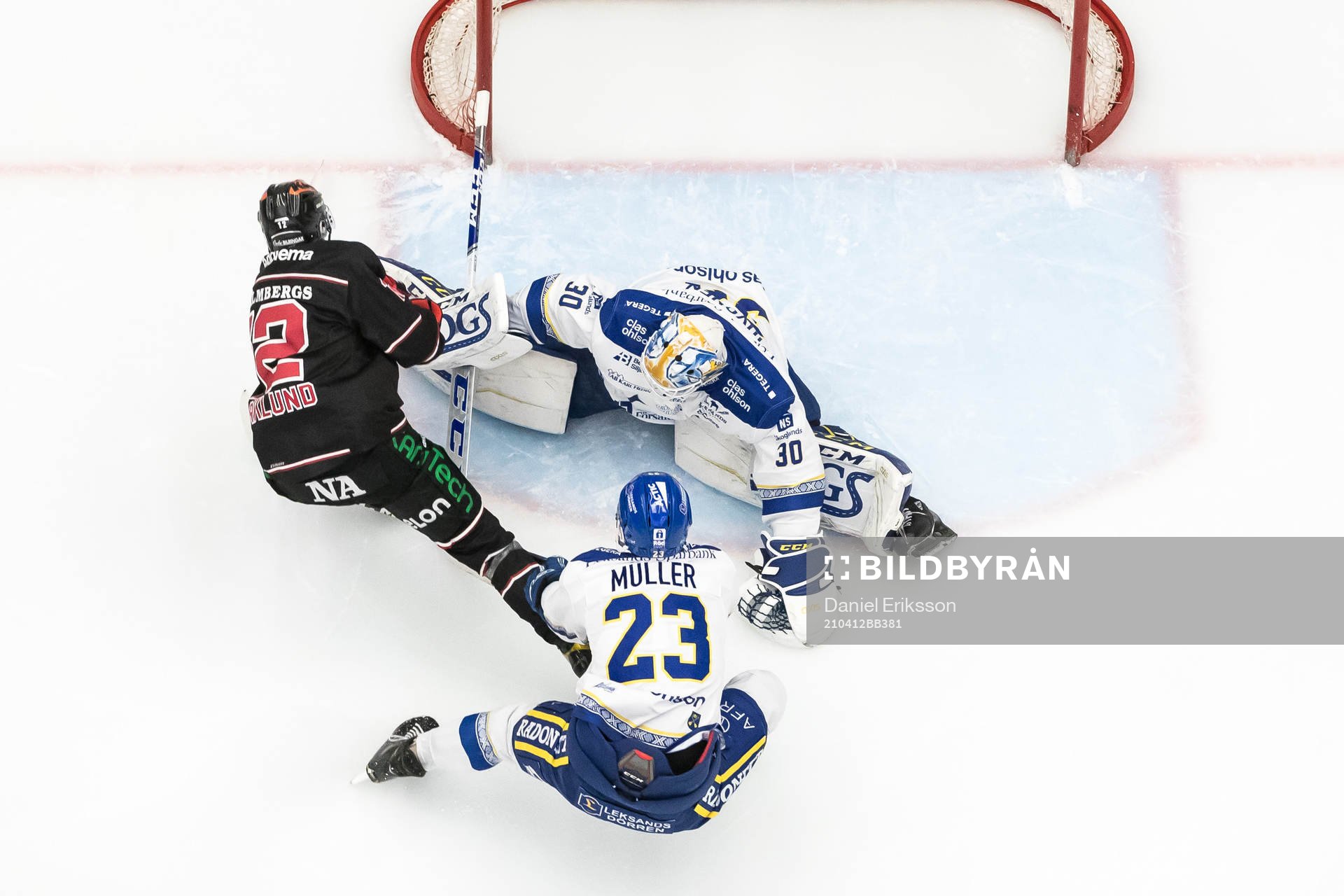 Örebros Filip Barklund och Leksands målvakt Janne Juvonen