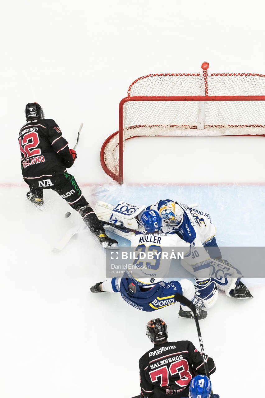 Örebros Filip Barklund och Leksands målvakt Janne Juvonen