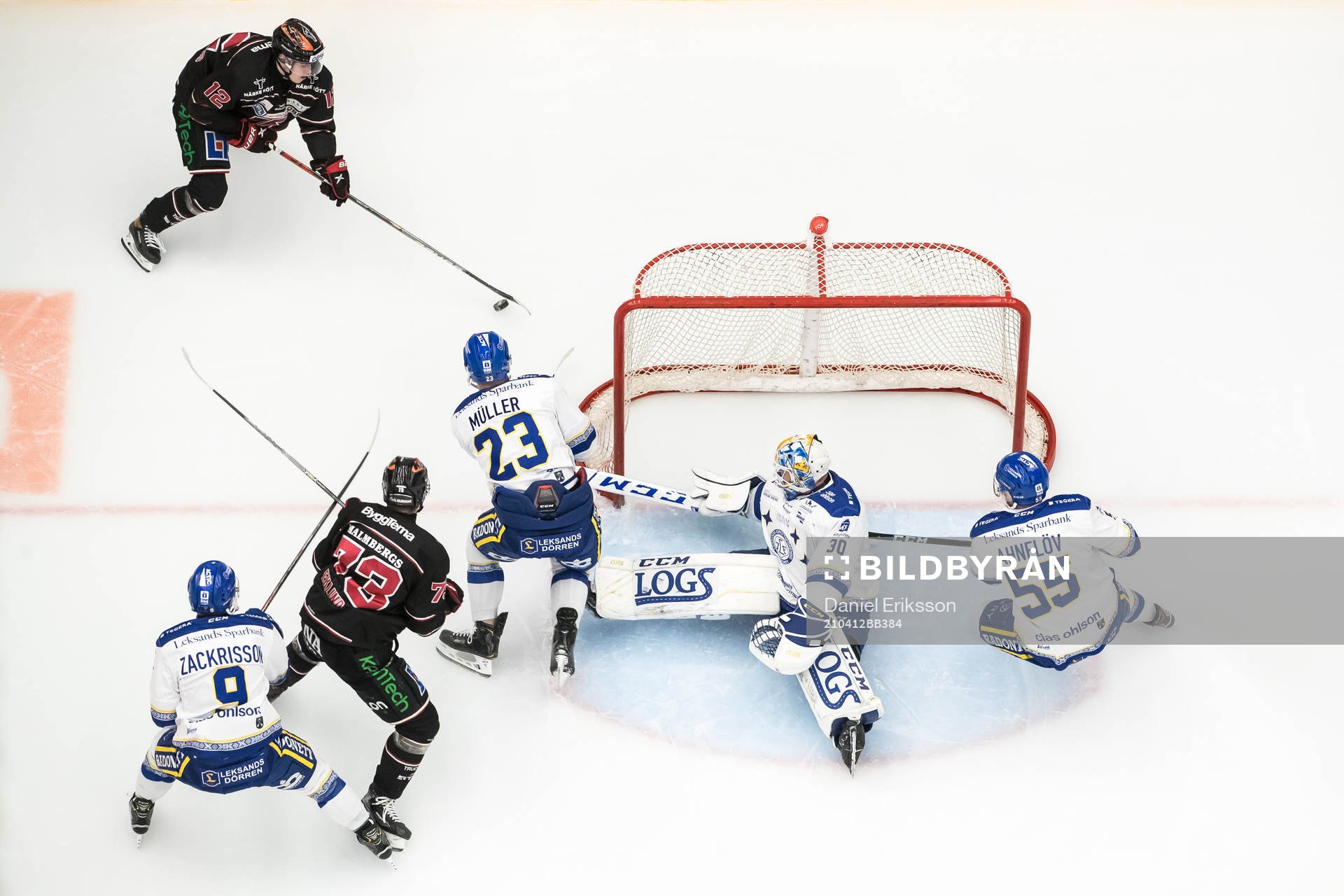 Örebros Filip Barklund och Leksands målvakt Janne Juvonen