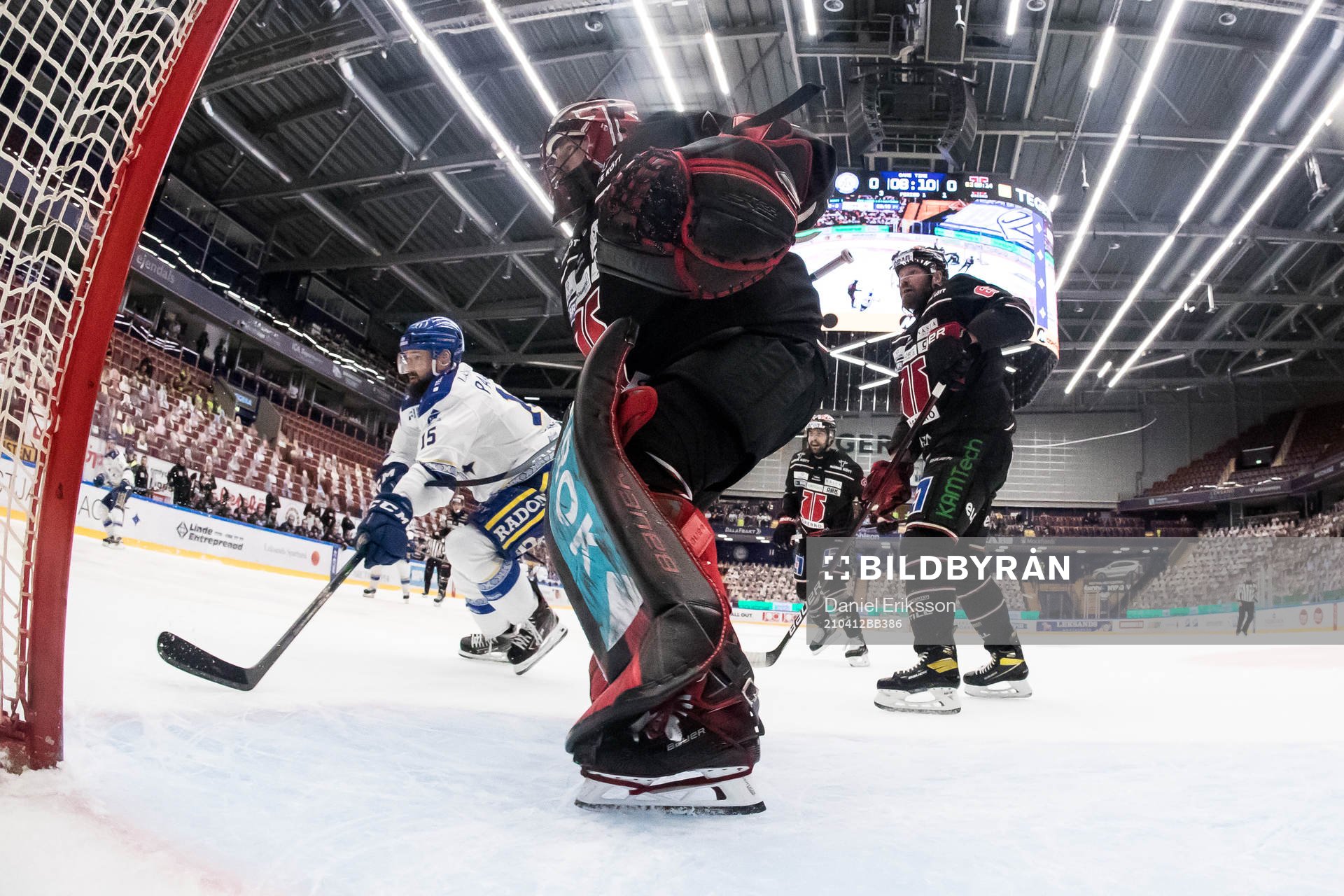 Leksands Otto Paajanen och Örebros målvakt Jhonas Enroth