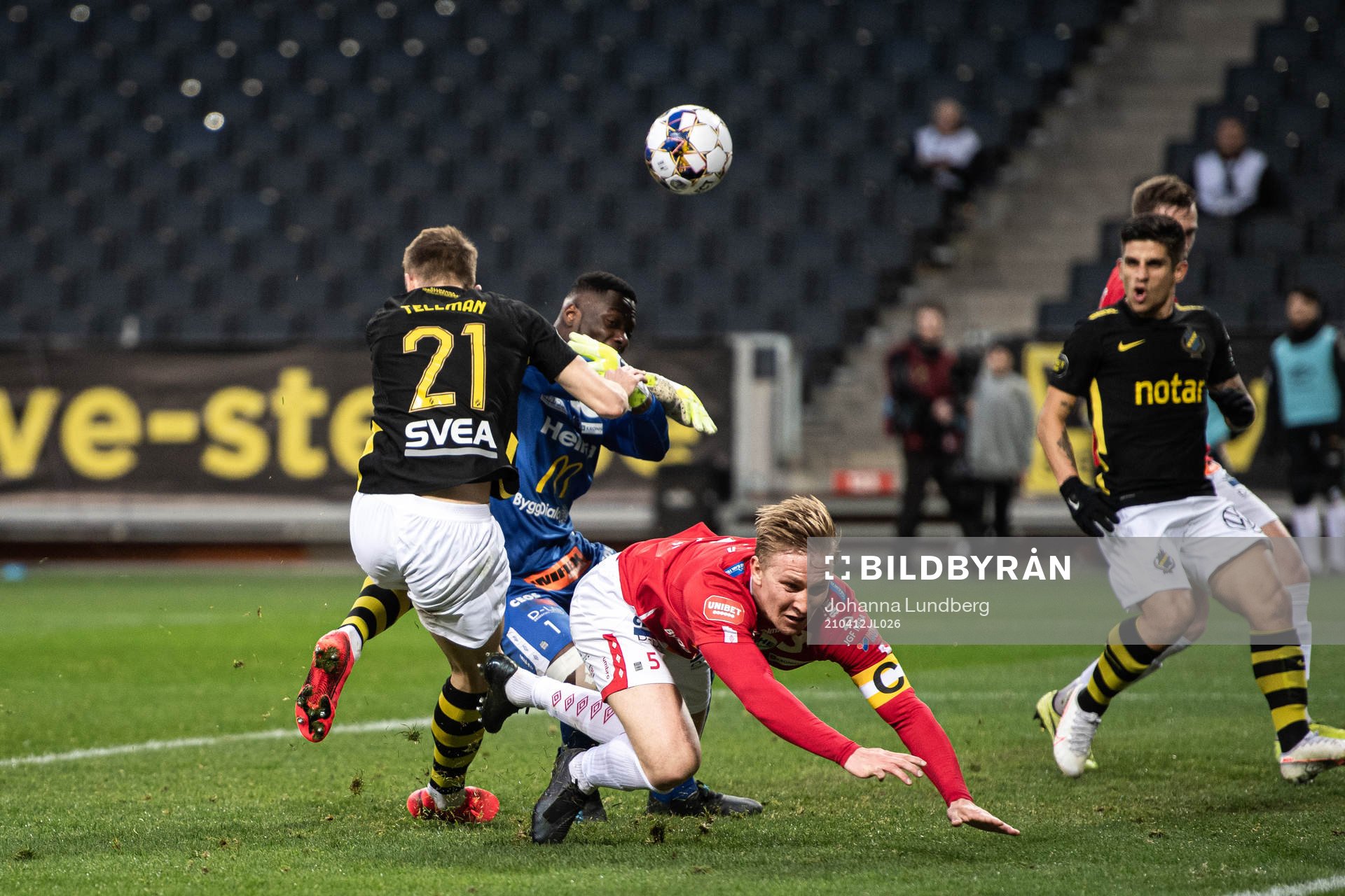s Bojan Radulovic kolliderar med Degerfors målvakt Ismael