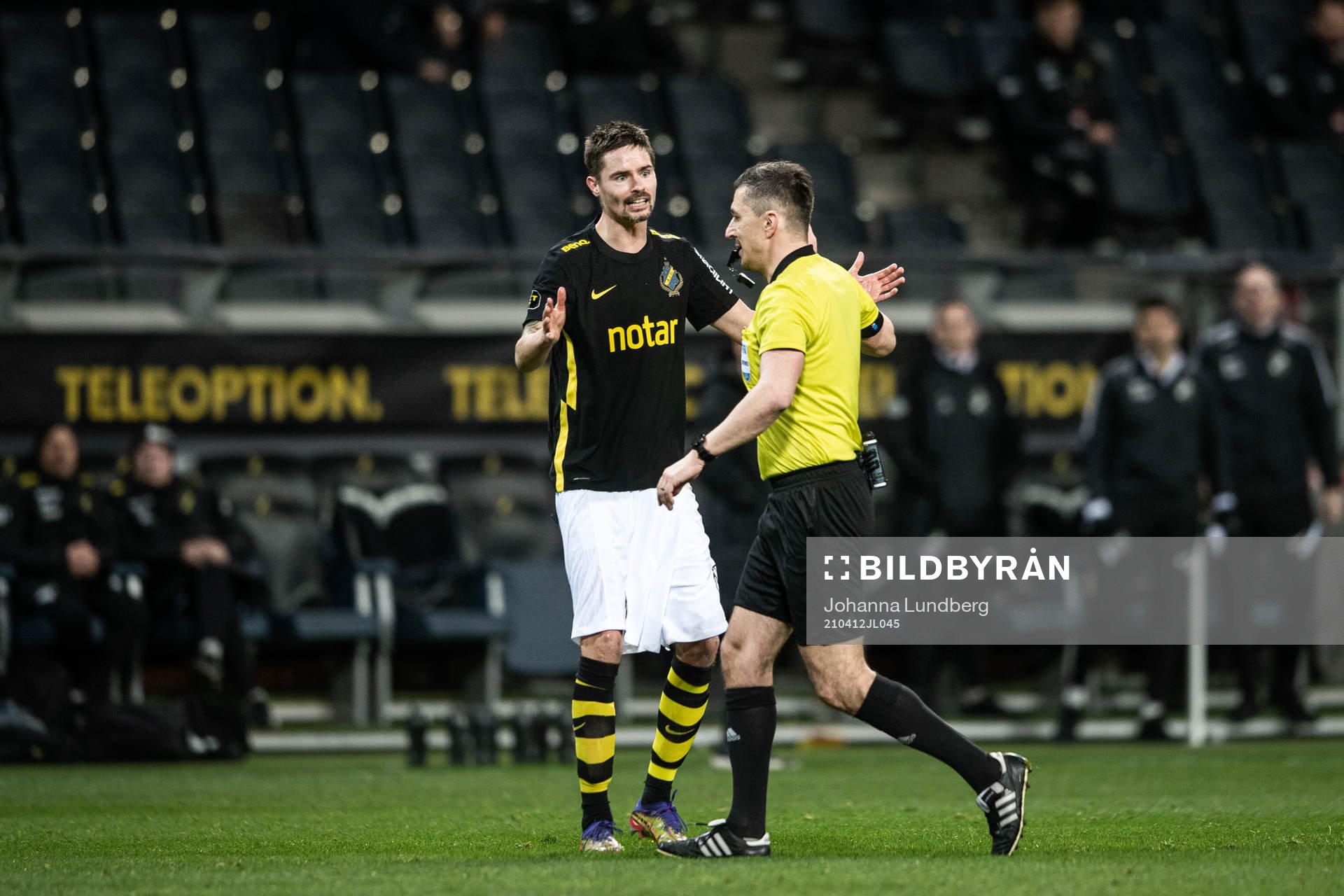 s Mikael Lustig i samtal med domare Bojan Pandzic