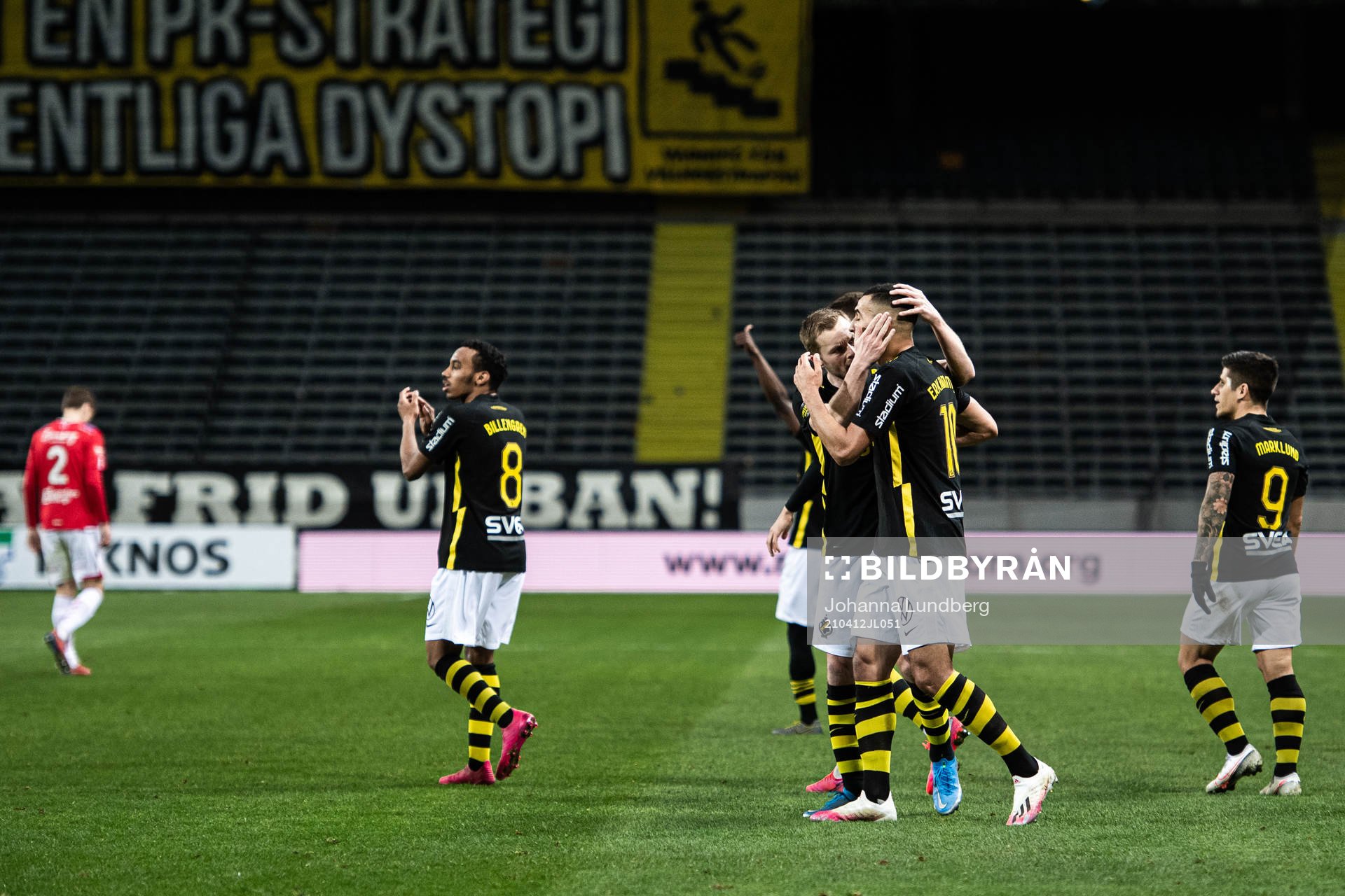 AIK:s Nabil Bahoui jublar med Sebastian Larsson efter 2-0 under fotbollsmatchen i Allsvenskan mellan AIK och Degerfors den 12 april 2021 i Stockholm.