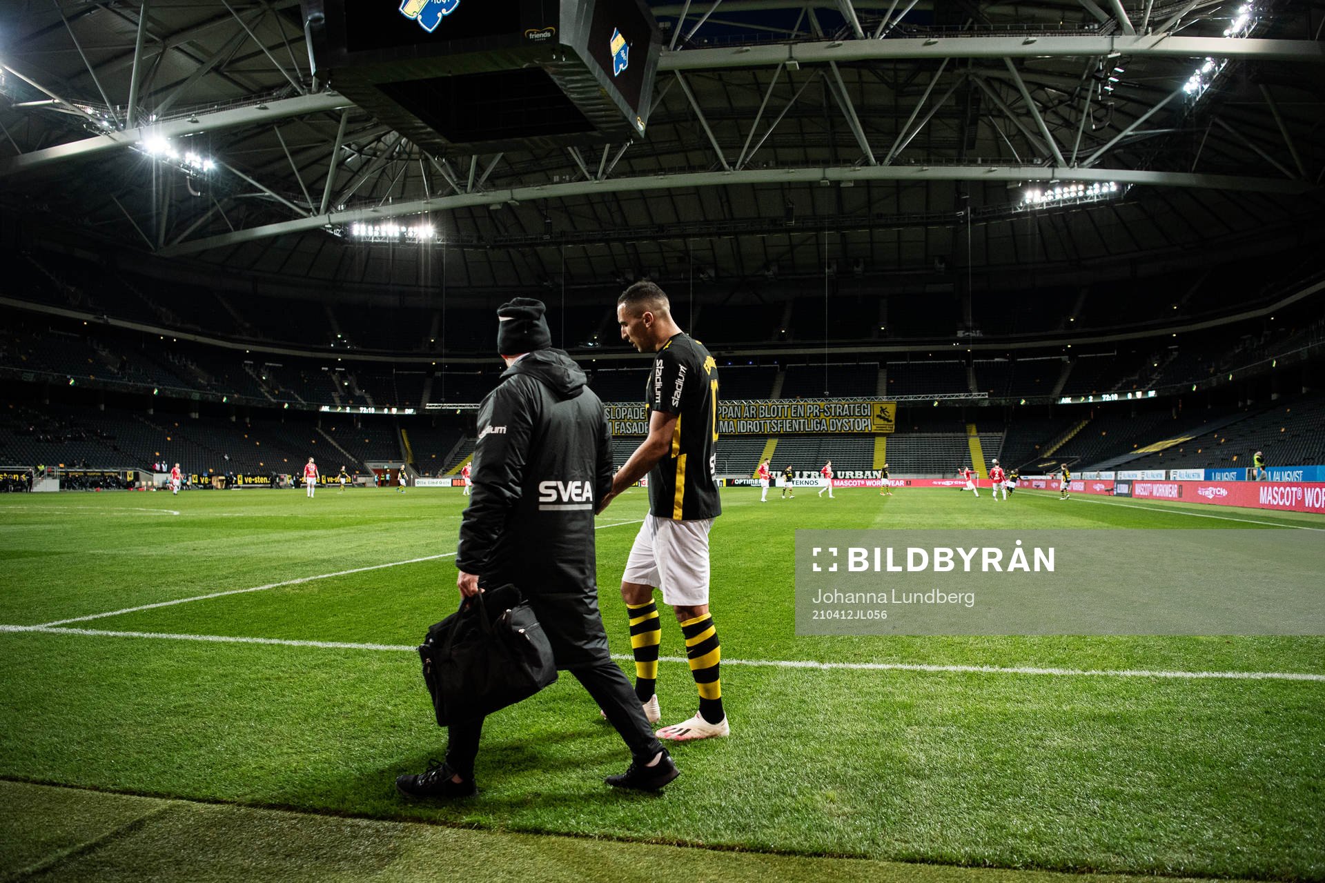 AIK:s Nabil Bahoui lämnar efter skada under fotbollsmatchen i Allsvenskan mellan AIK och Degerfors den 12 april 2021 i Stockholm. 