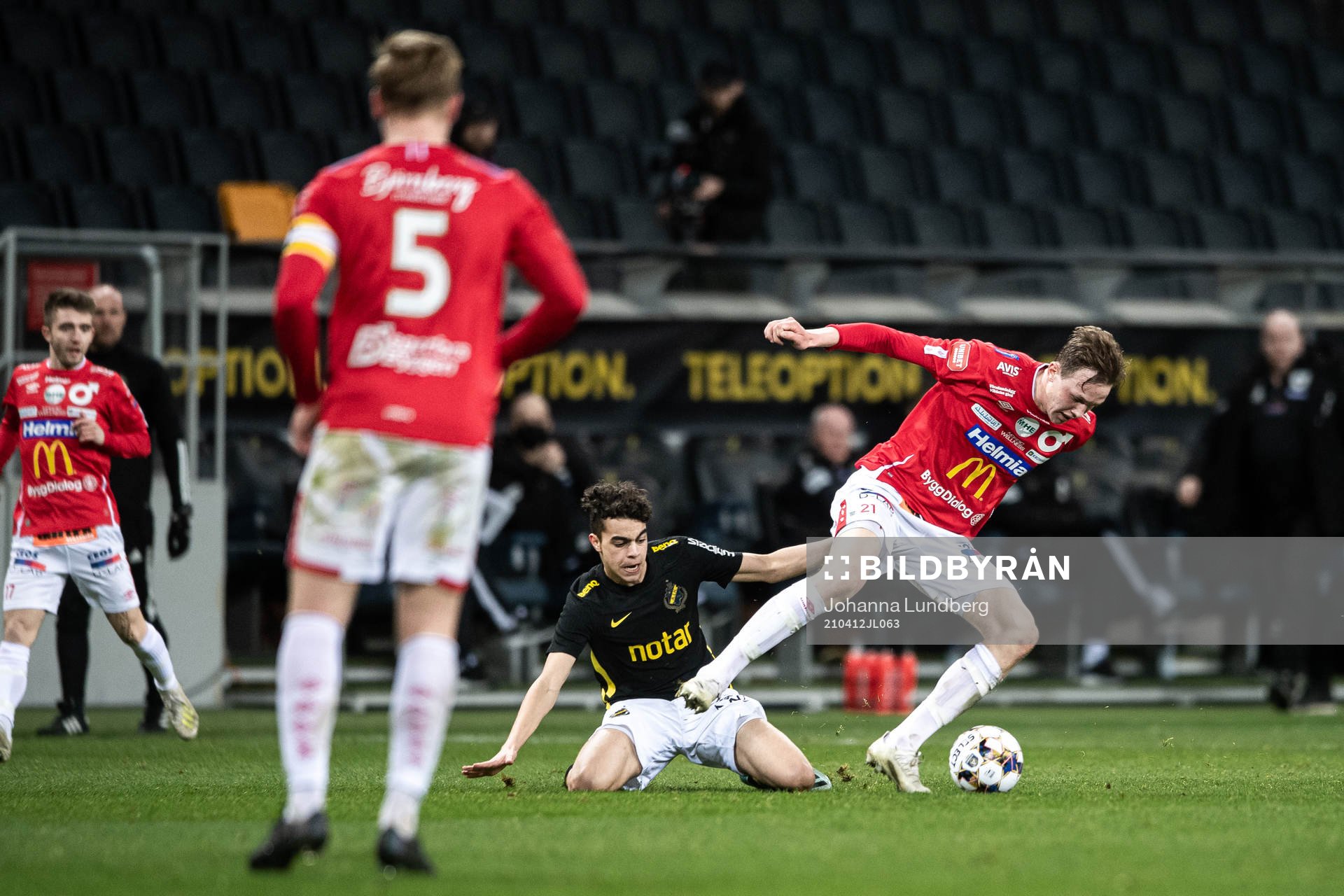 s Yasin Ayari och Degerfors Adam Carlén