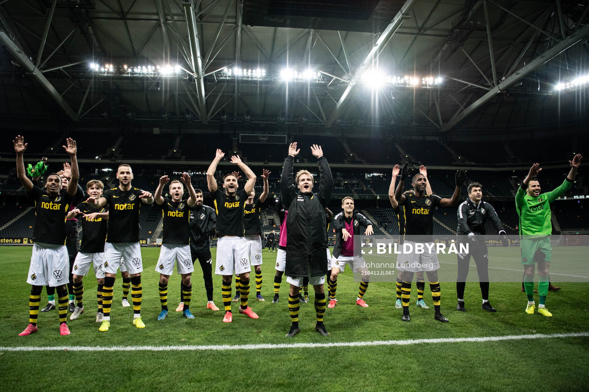 s spelare jublar framför de 8 supportrar som tillåtits
