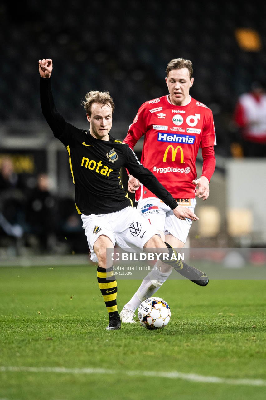 s Saku Ylätupa och Degerfors Adam Carlén