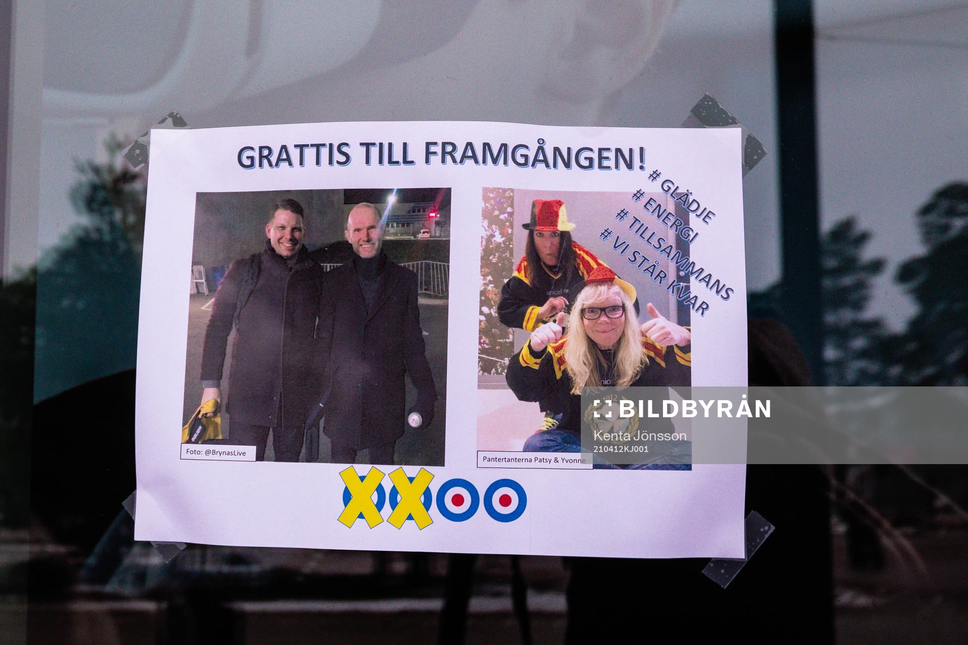 En hyllningsskylt till Brynäs tränare Josef Boumedienne