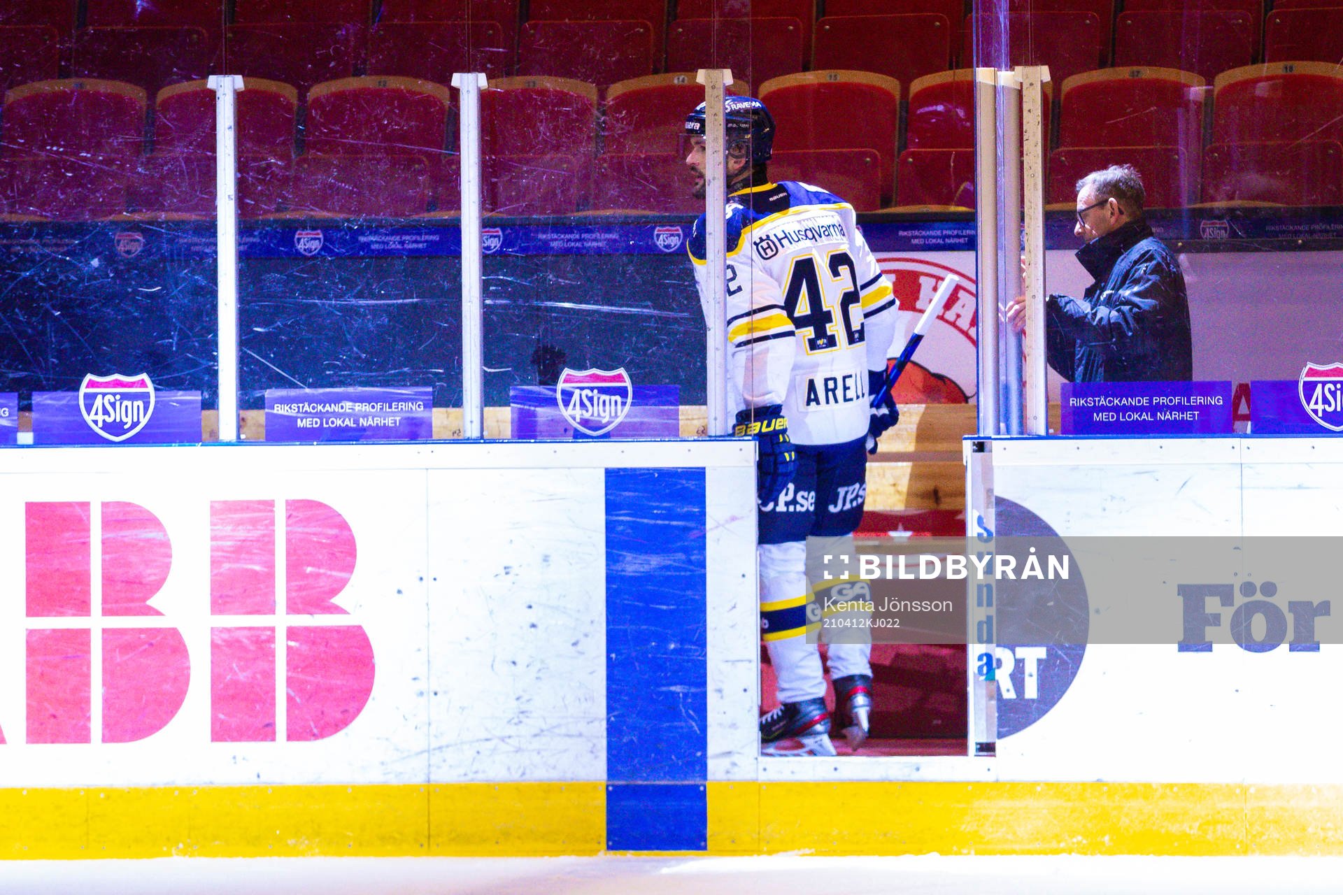 s HV71:s Niklas Arell blir utvisad