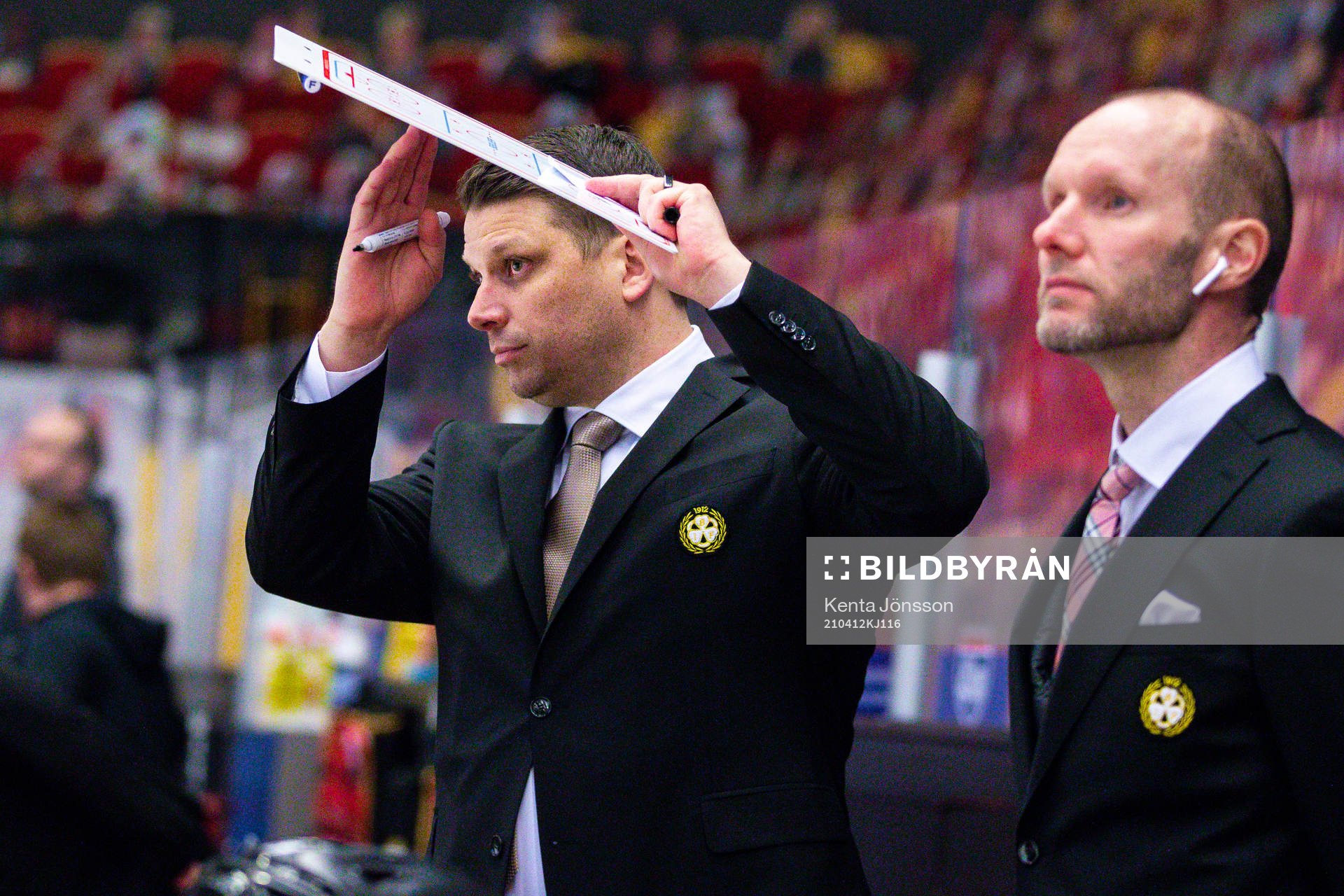Brynäs tränare Josef Boumedienne gör tecken för timeout