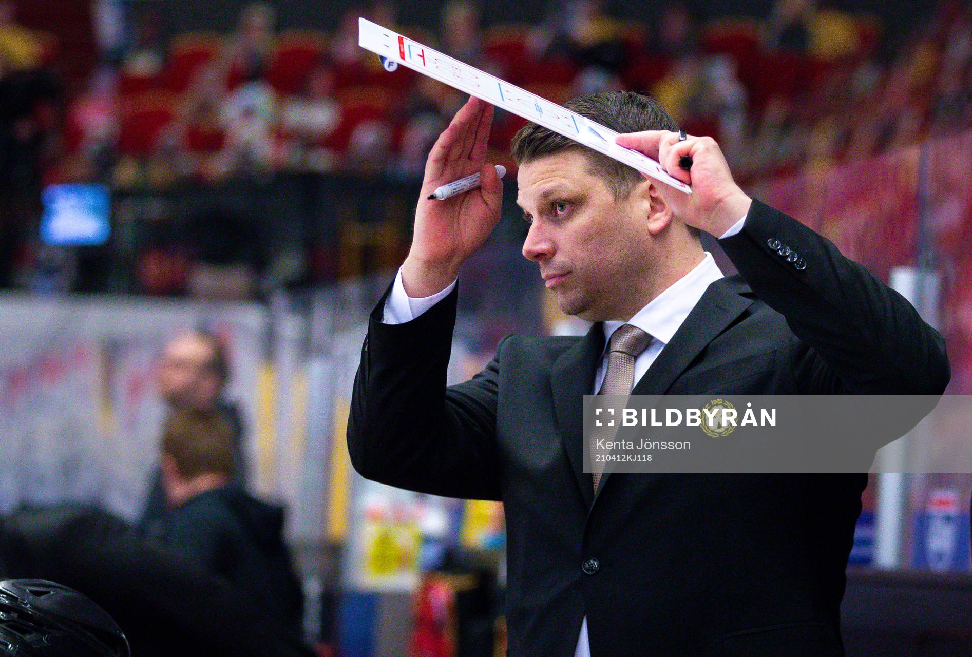 Brynäs tränare Josef Boumedienne gör tecken för timeout
