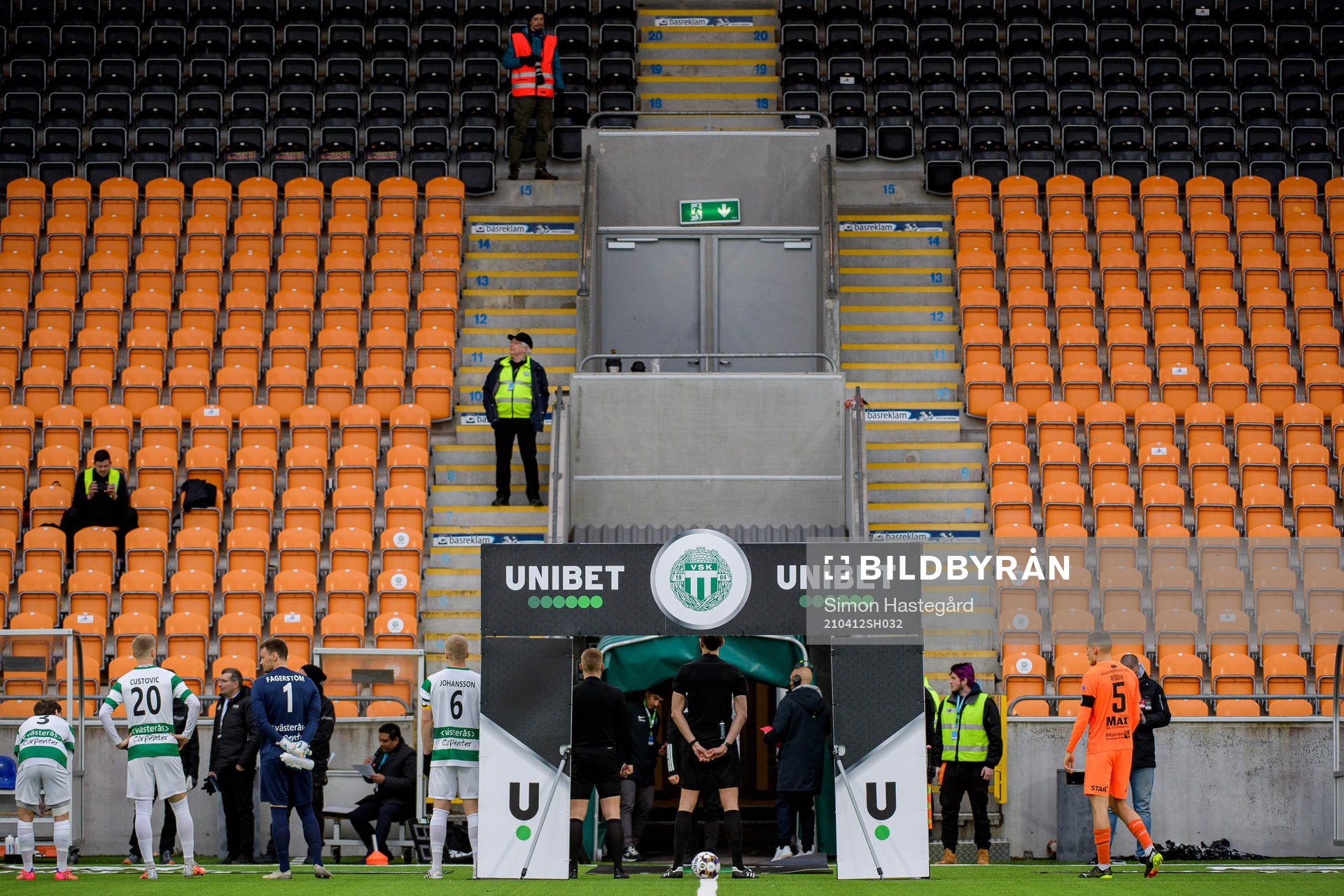 Domarna, Västerås spelare och AFC Eskilstunas spelare