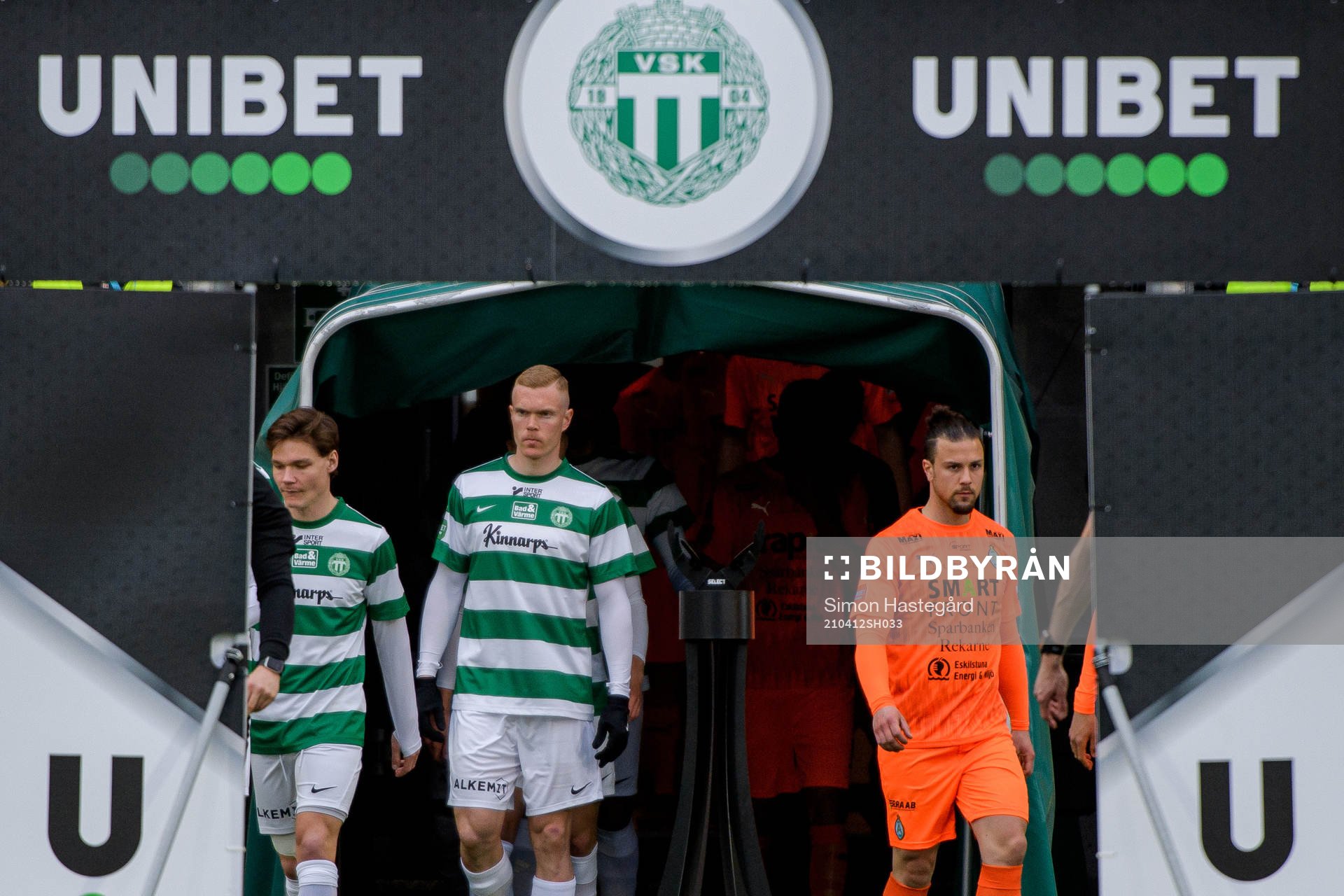 Västerås och AFC Eskilstunas spelare gör entré