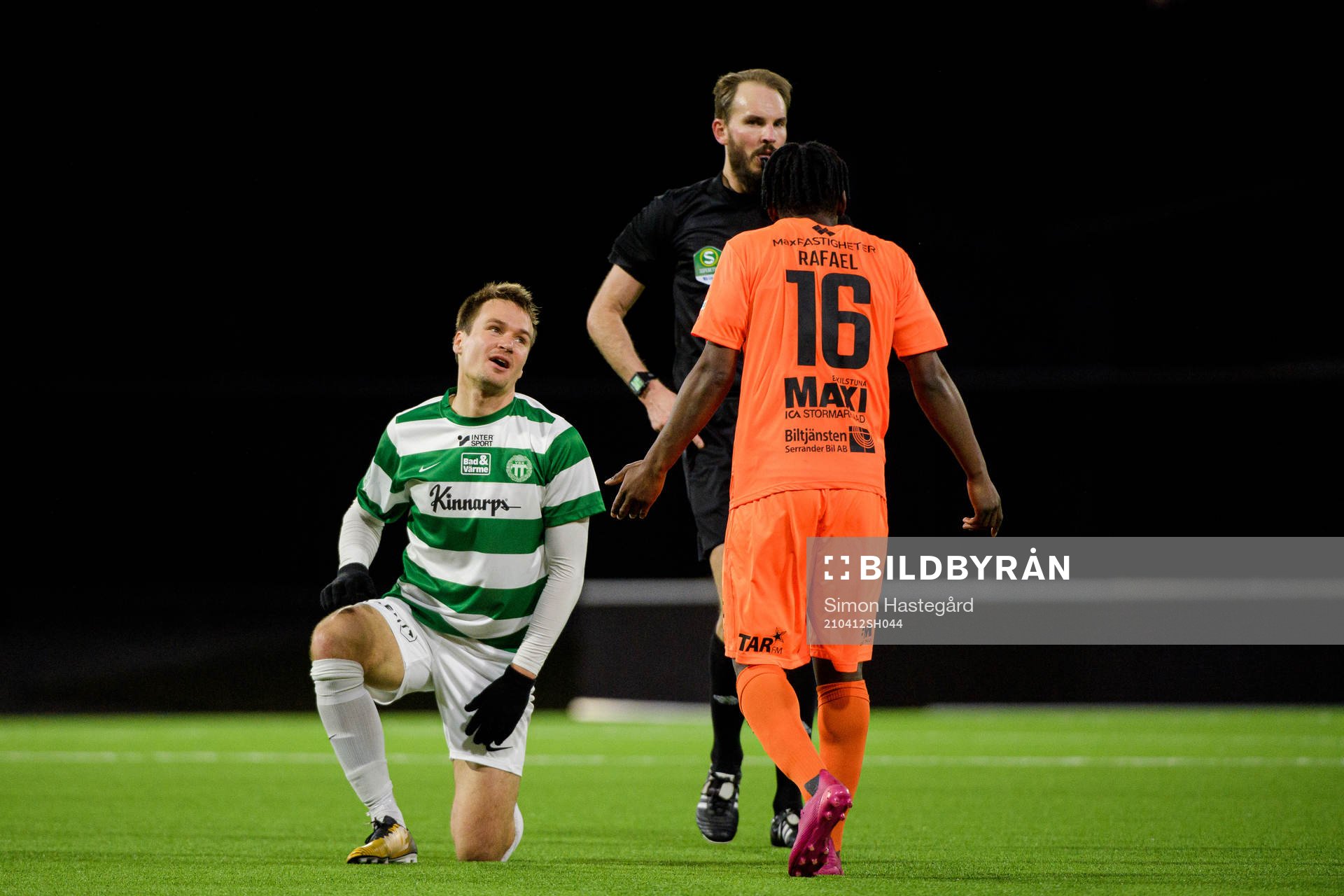 Västerås Viktor Prodell och AFC Eskilstunas Samuel Nnamani