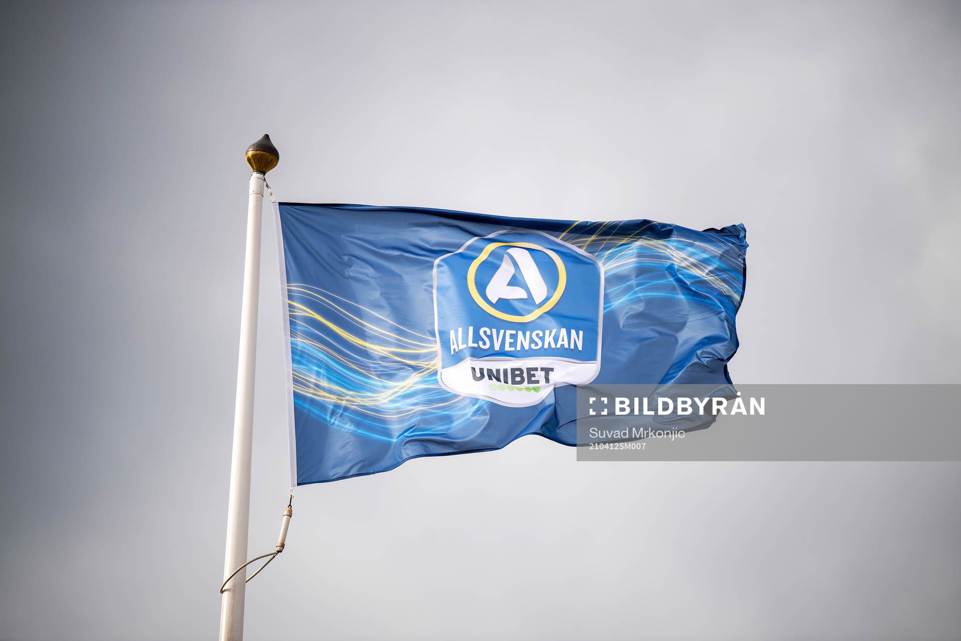 En flagga med Allsvenskan och Unibets logotyper