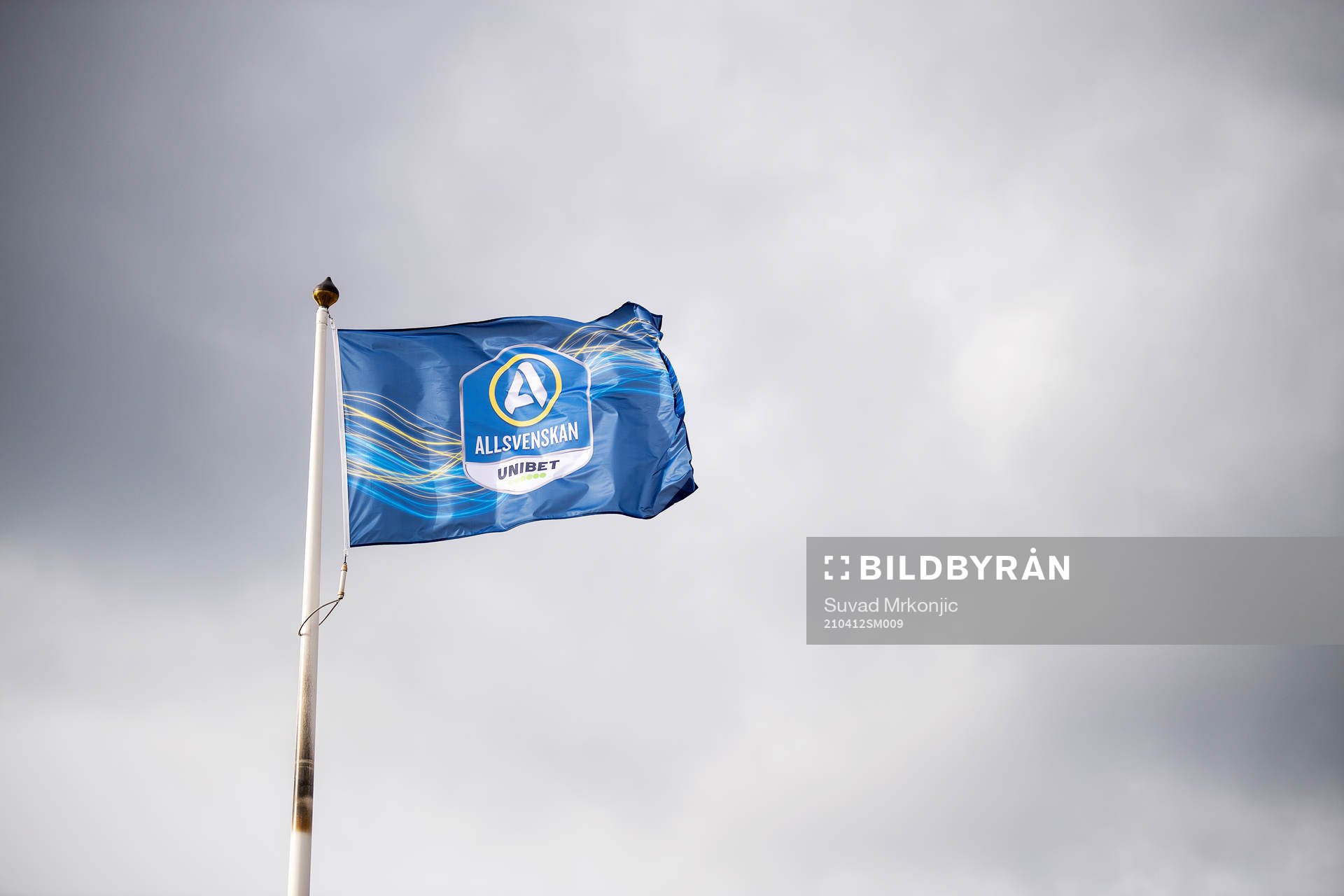 En flagga med Allsvenskan och Unibets logotyper