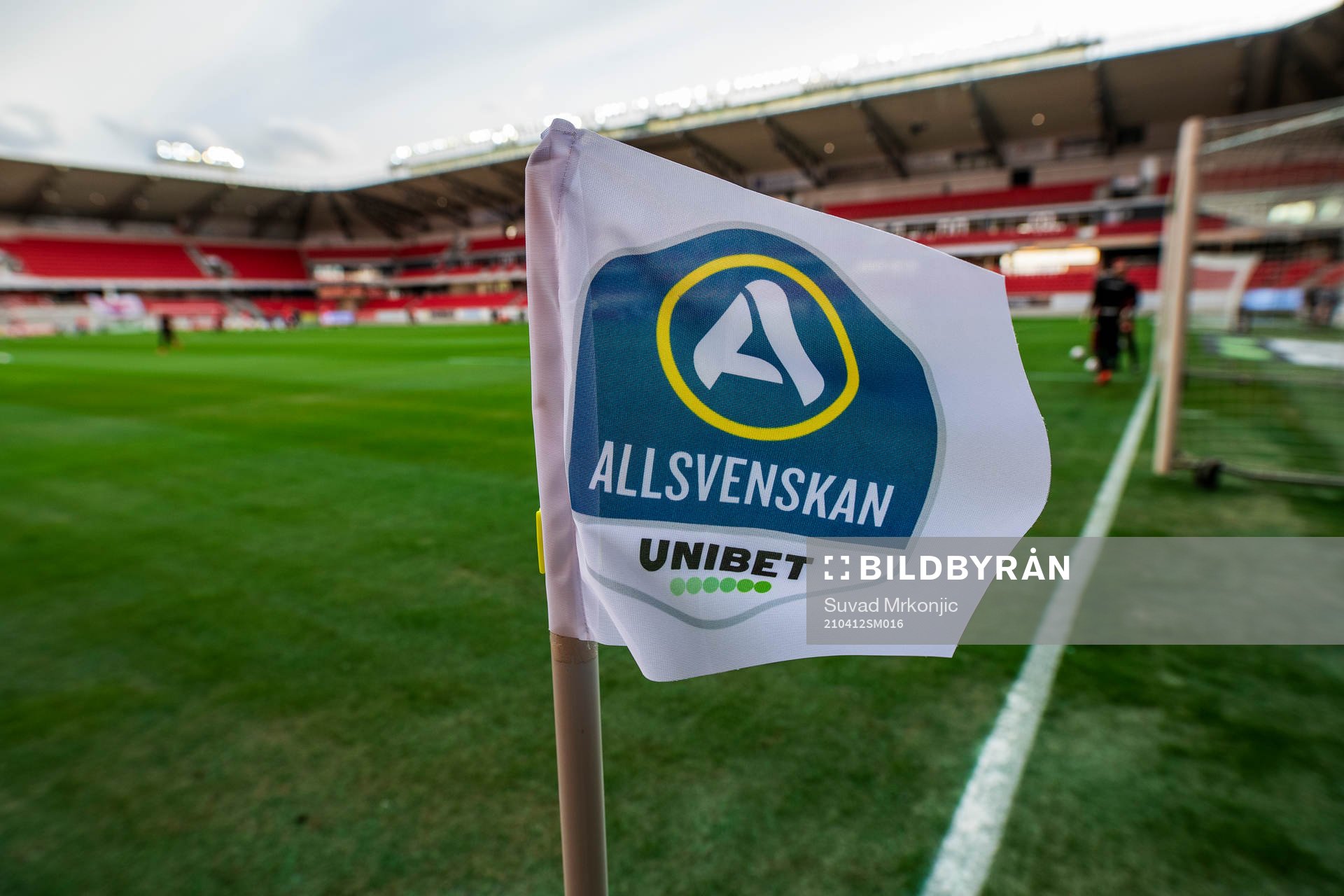 En hörnflagga med Unibets och Allsvenskans logotyp