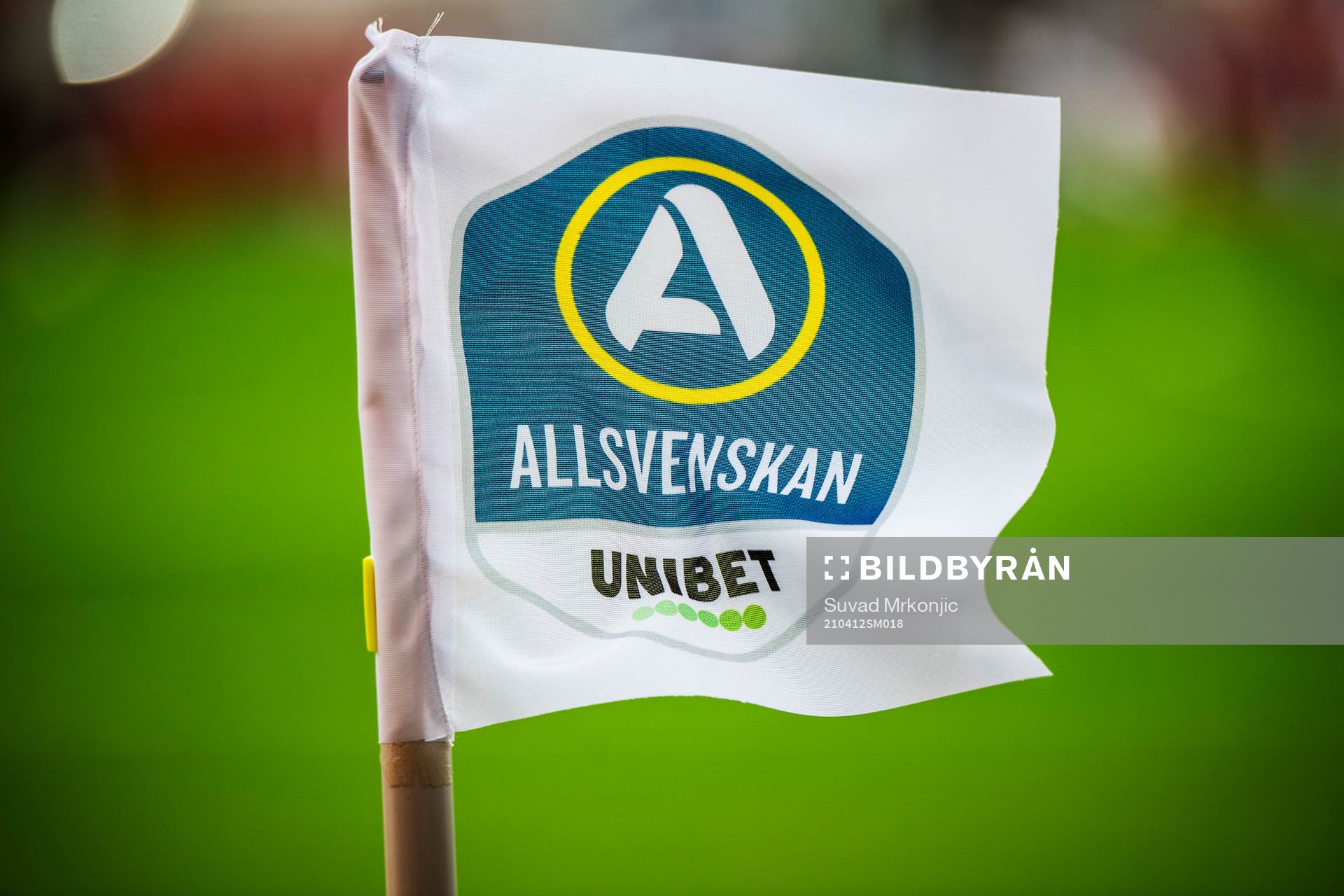En hörnflagga med Unibets och Allsvenskans logotyp