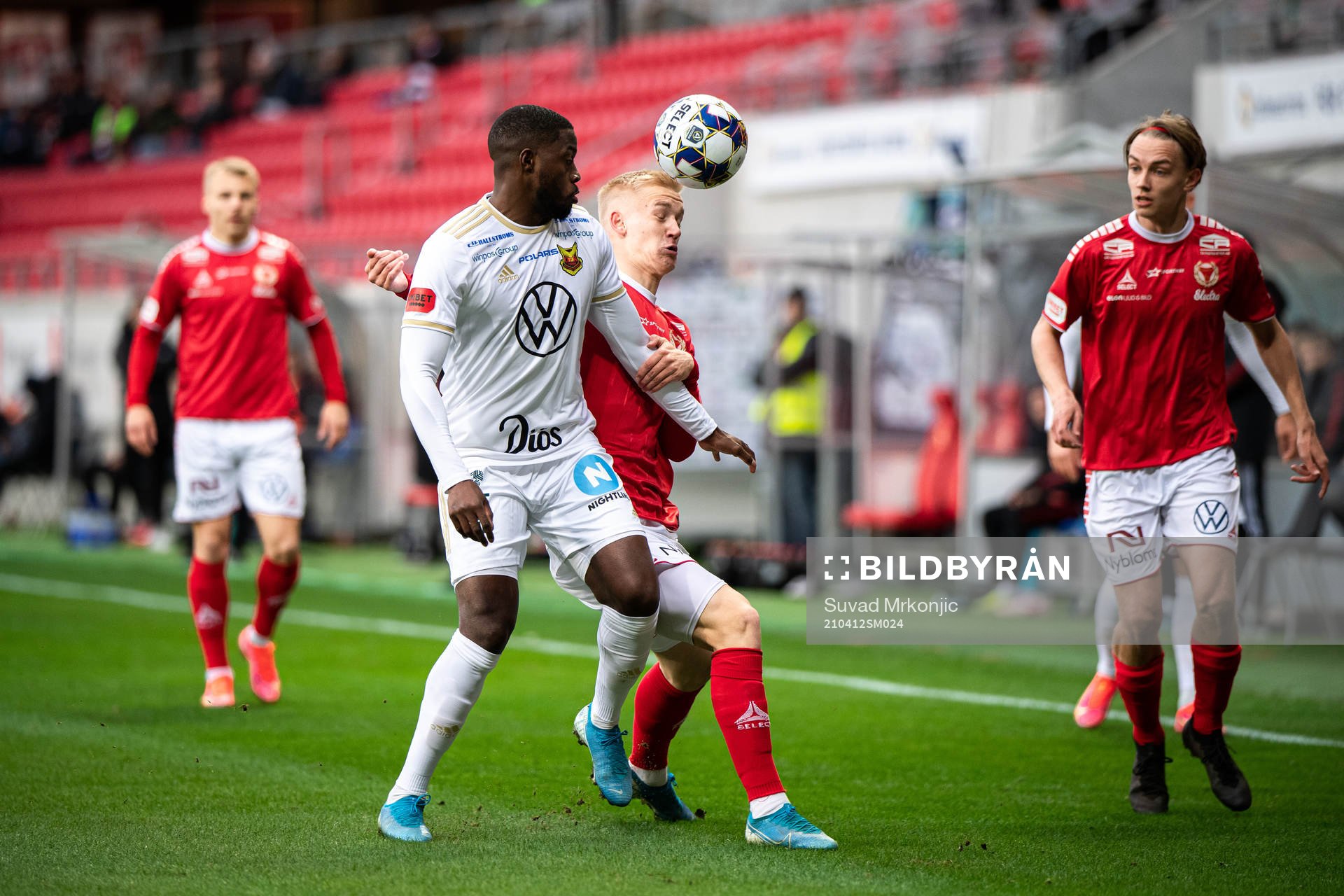 Kalmars Carl Gustafsson och Östersunds Isak Ssewankambo