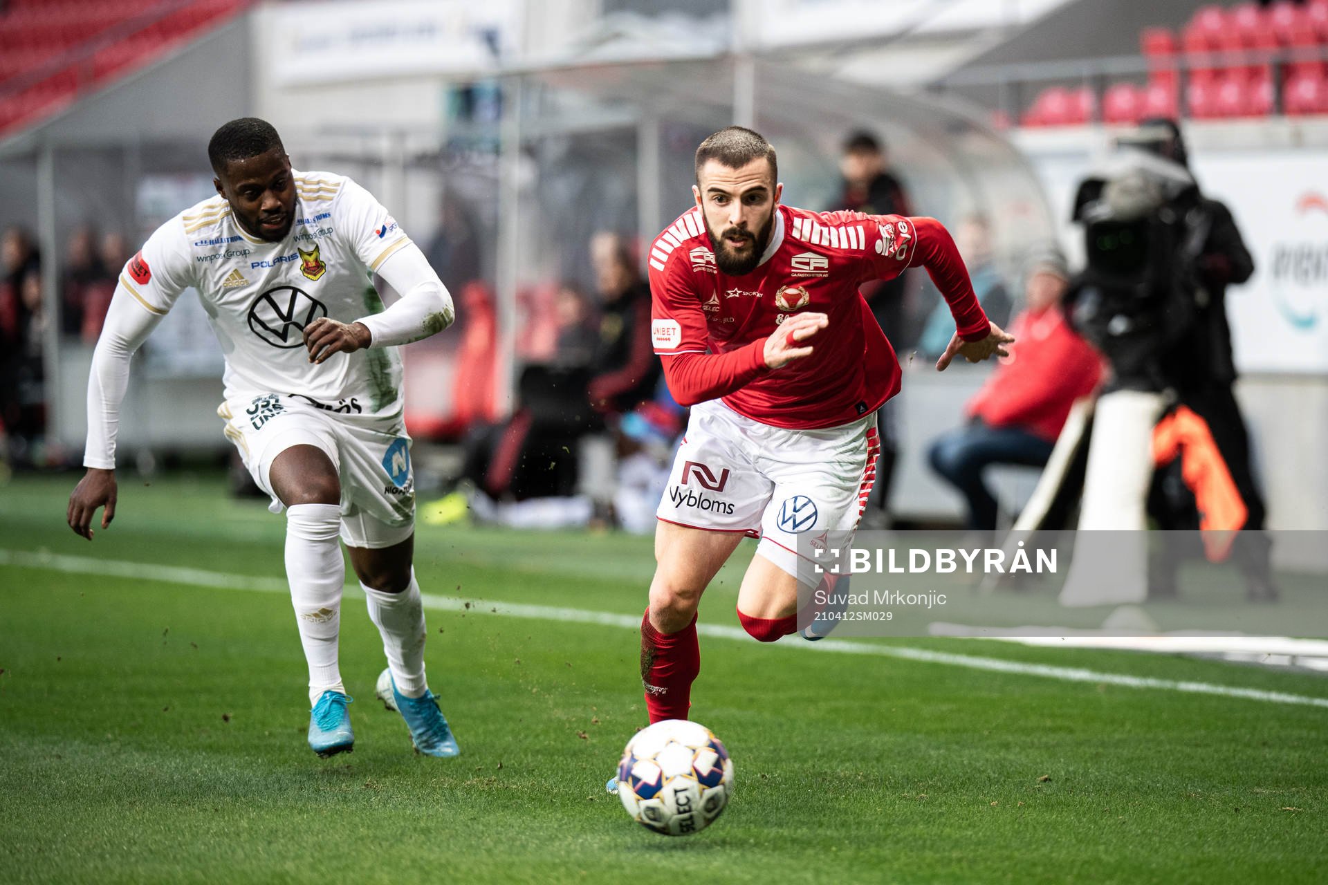 Östersunds Ronald Mukiibi och Kalmars Filip Sachpekidis