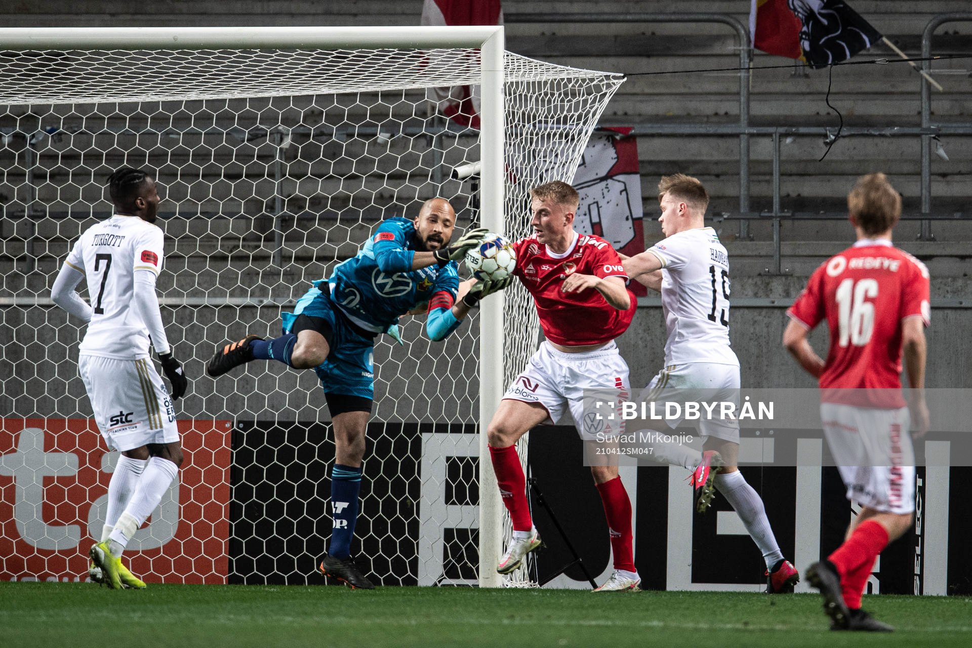 Östersunds målvakt Aly Keita och Kalmars Elias Olsson