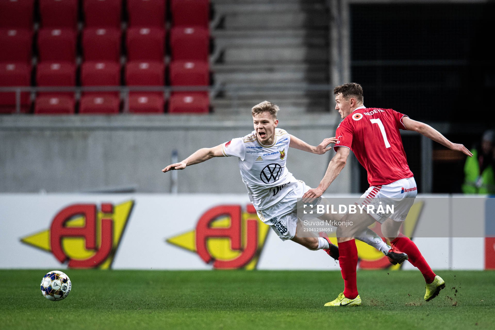 Östersunds Eirik Haugan och Kalmars Piotr Johansson under fotbollsmatchen i Allsvenskan mellan Kalmar och Östersund den 12 april 2021 i Kalmar.