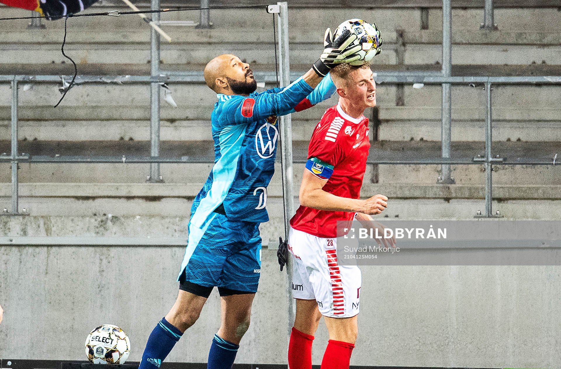 Kalmars Elias Olsson och Östersunds målvakt Aly Keita under fotbollsmatchen i Allsvenskan mellan Kalmar och Östersund den 12 april 2021 i Kalmar.