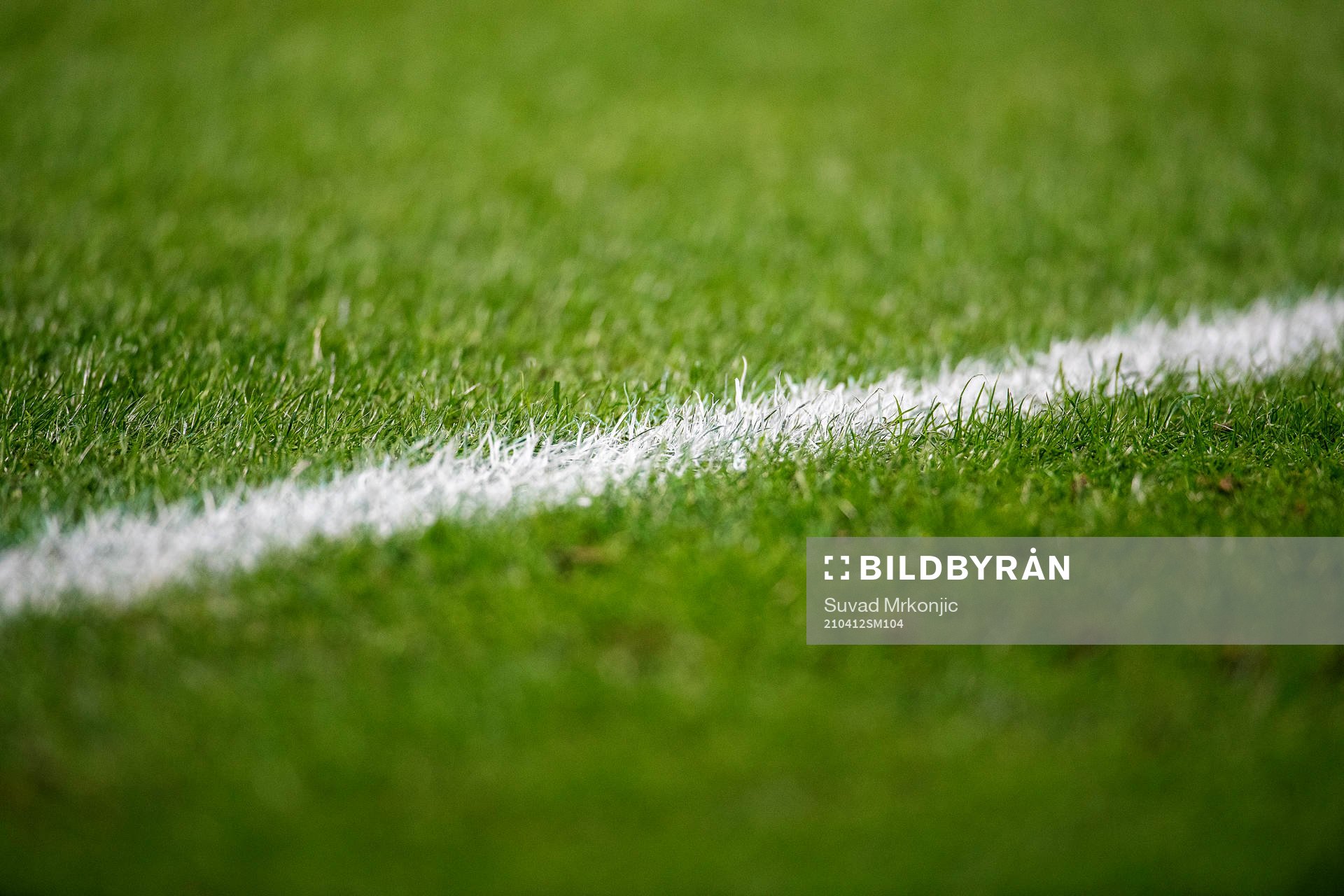 En målad linje på en fotbollsplan