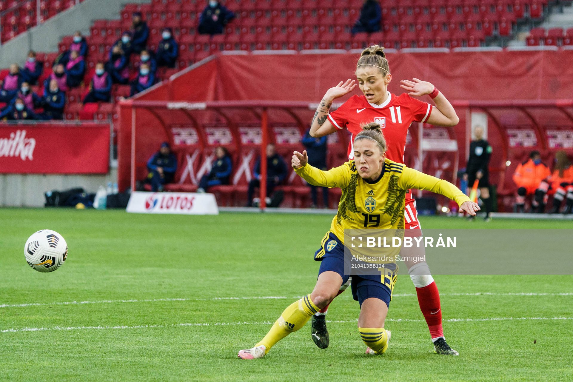 Ewelina Kamczyk of Poland and Filippa Angeldahl of Sweden