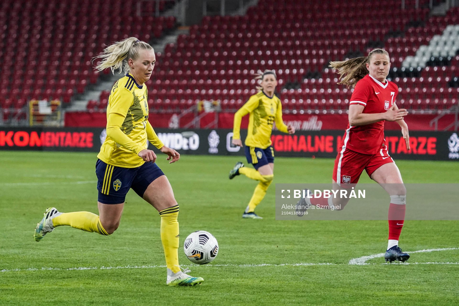 Stina Blackstenius of Sweden and Małgorzata Mesjasz of