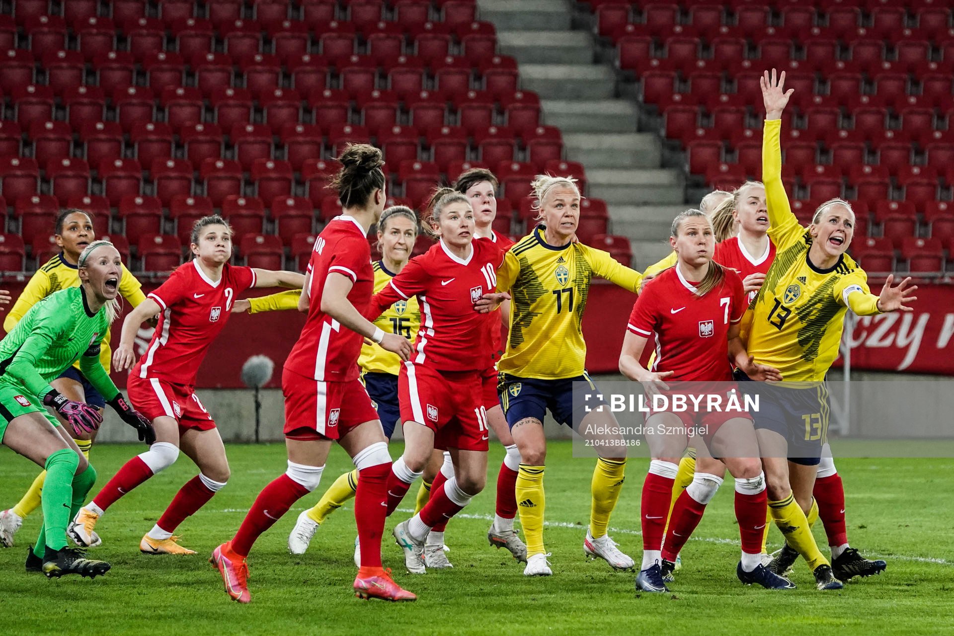 Caroline Seger (l) and Amanda Ilestedt of Sweden (r)