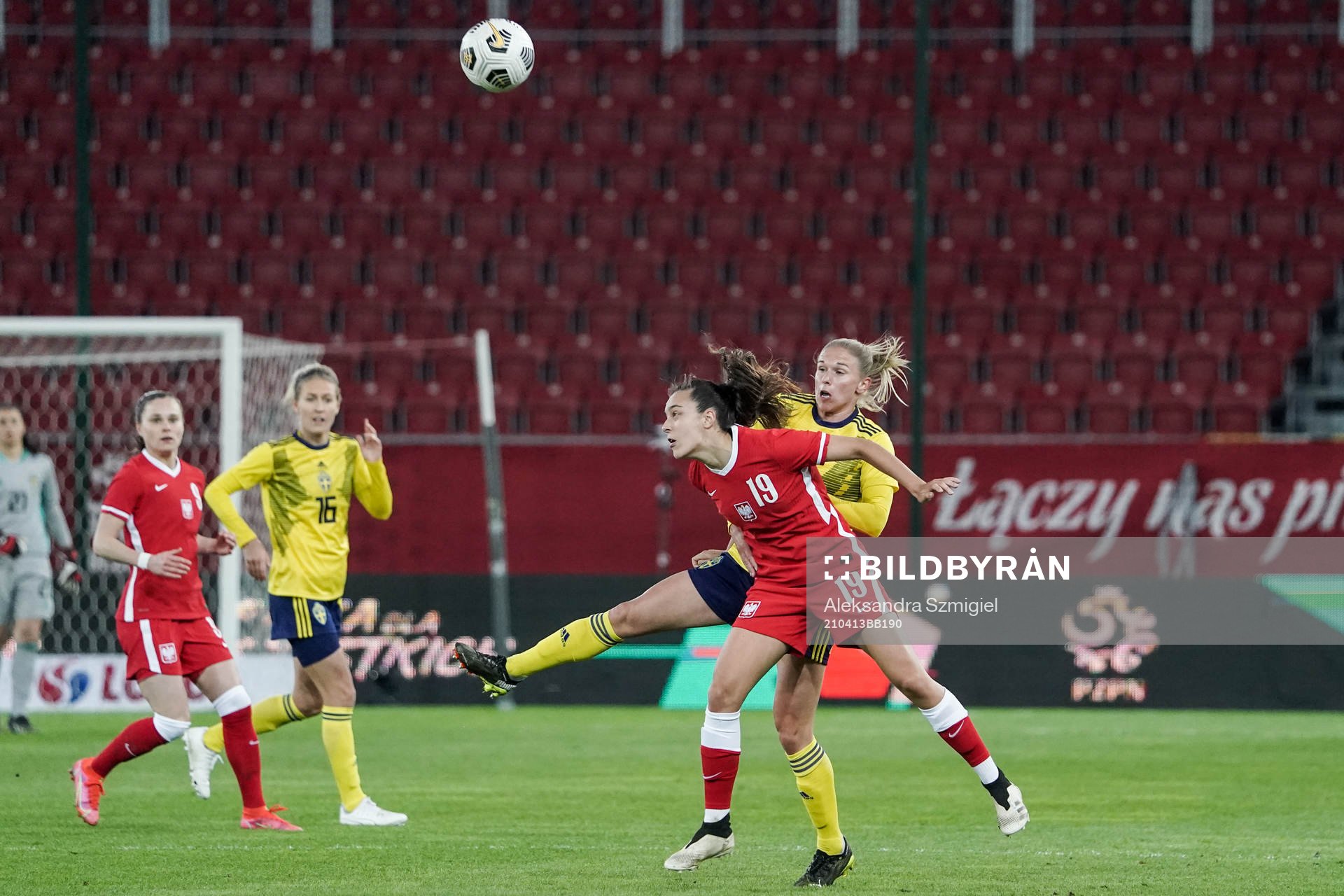 Natalia Padilla-Bidas of Poland and Jonna Andersson of