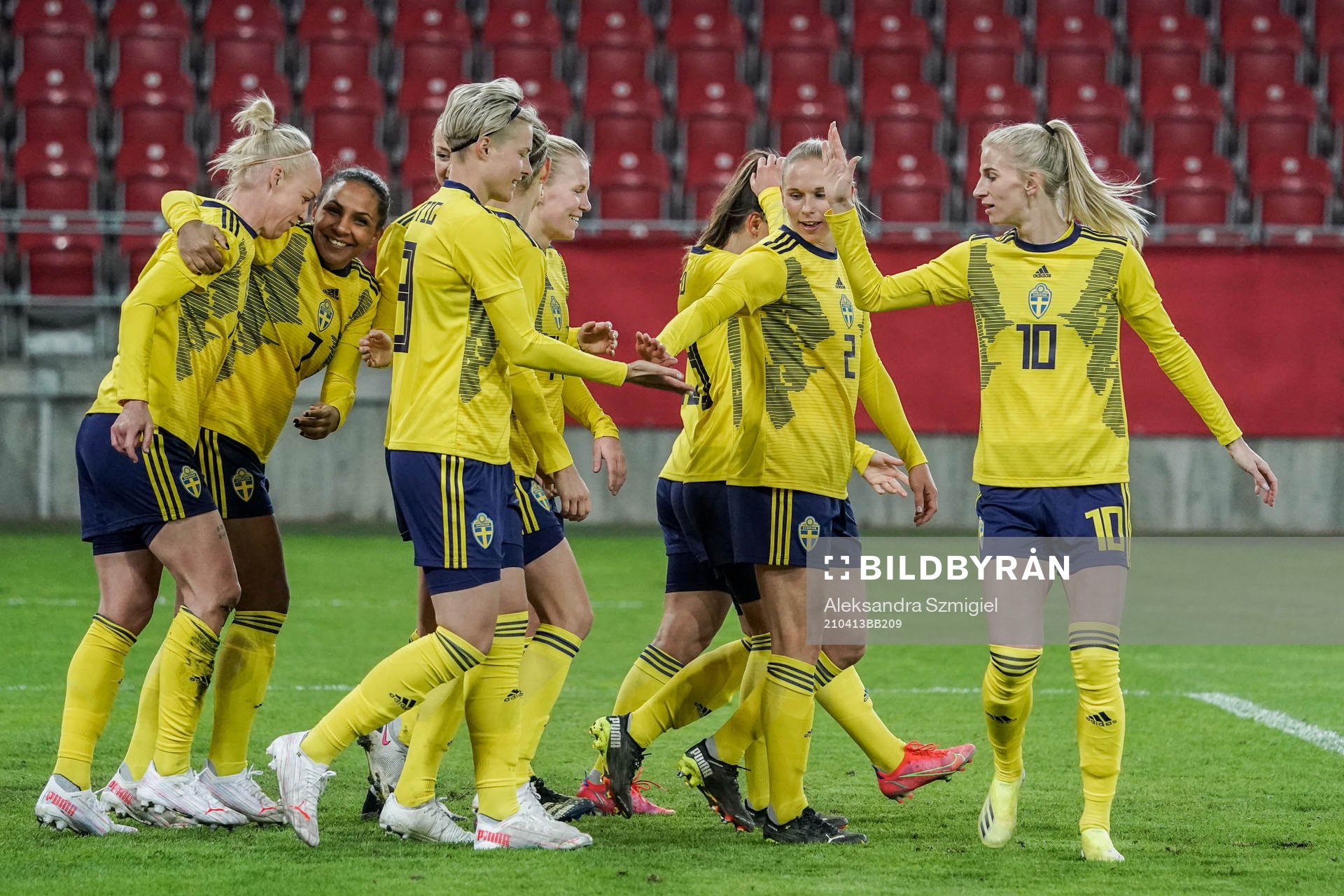 Caroline Seger of Sweden (l) celebrates with Madelen Janogy