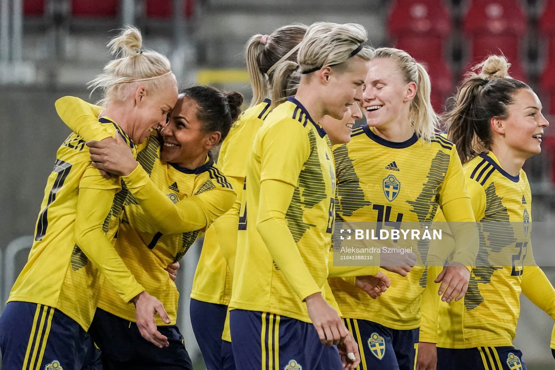 Caroline Seger of Sweden (l) celebrates with Madelen Janogy