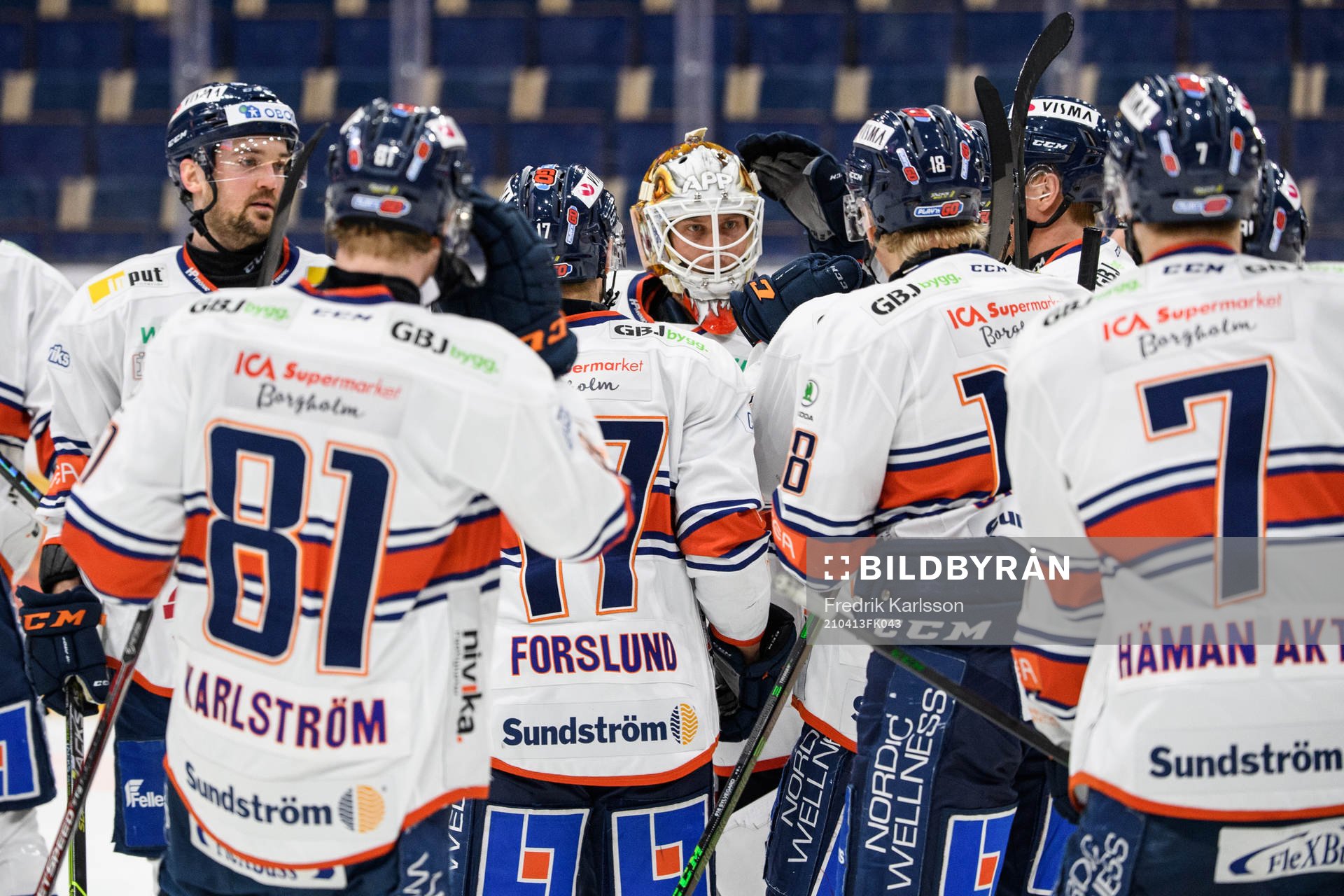 Växjös målvakt Viktor Fasth jublar med lagkamrater
